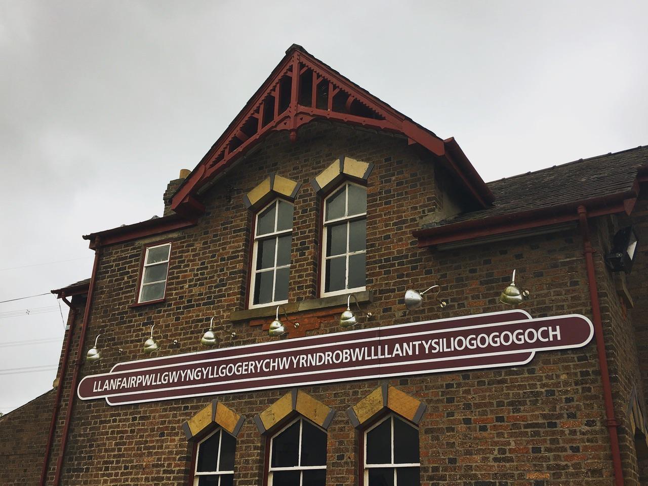 Llanfairpwllgwyngyllgogerychwyrndrobwllllantysiliogogogoch Sign