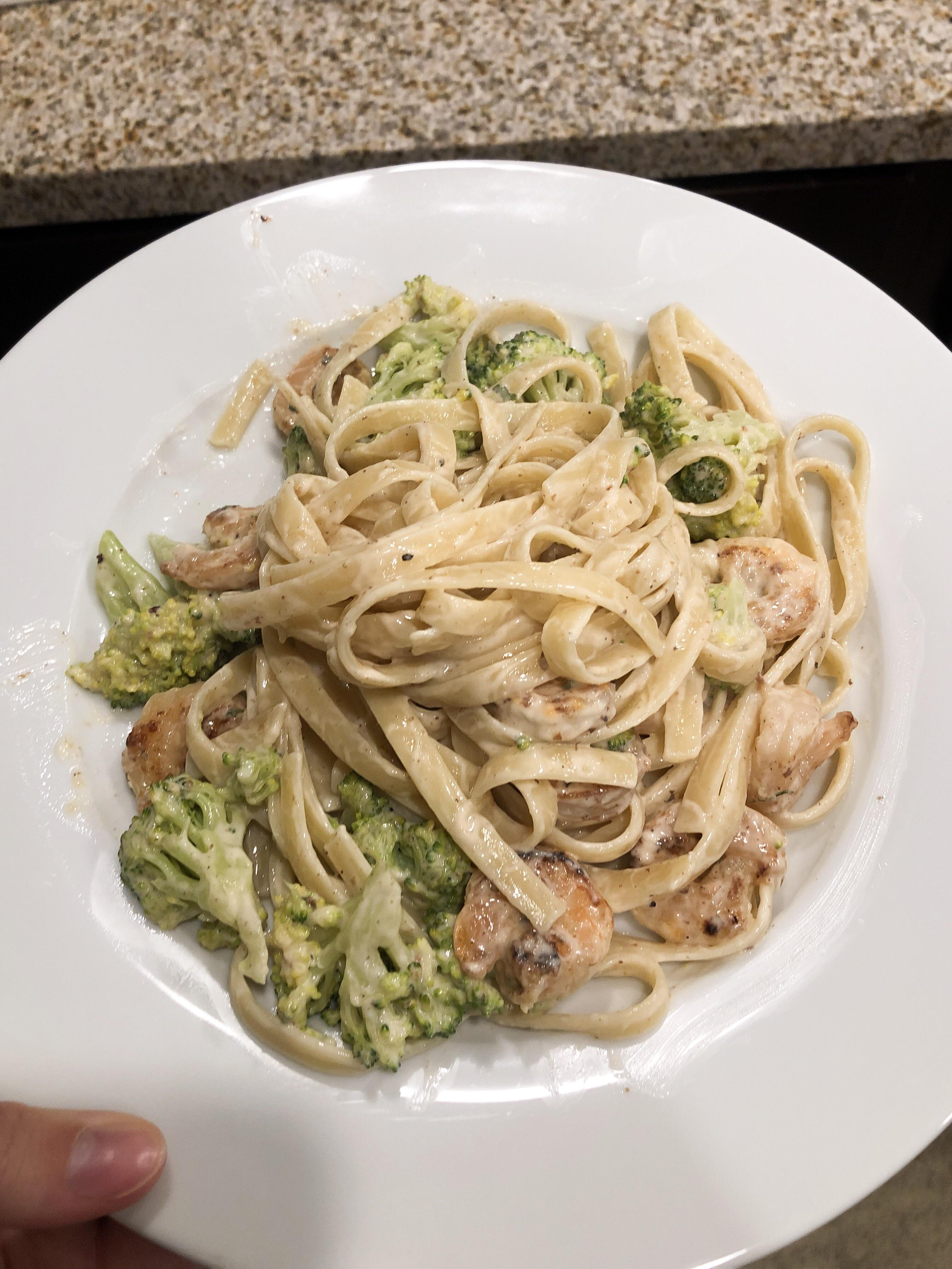 Felt like having pasta! 434 calories. Fettuccine Alfredo with shrimp and broccoli. r/1200isplenty