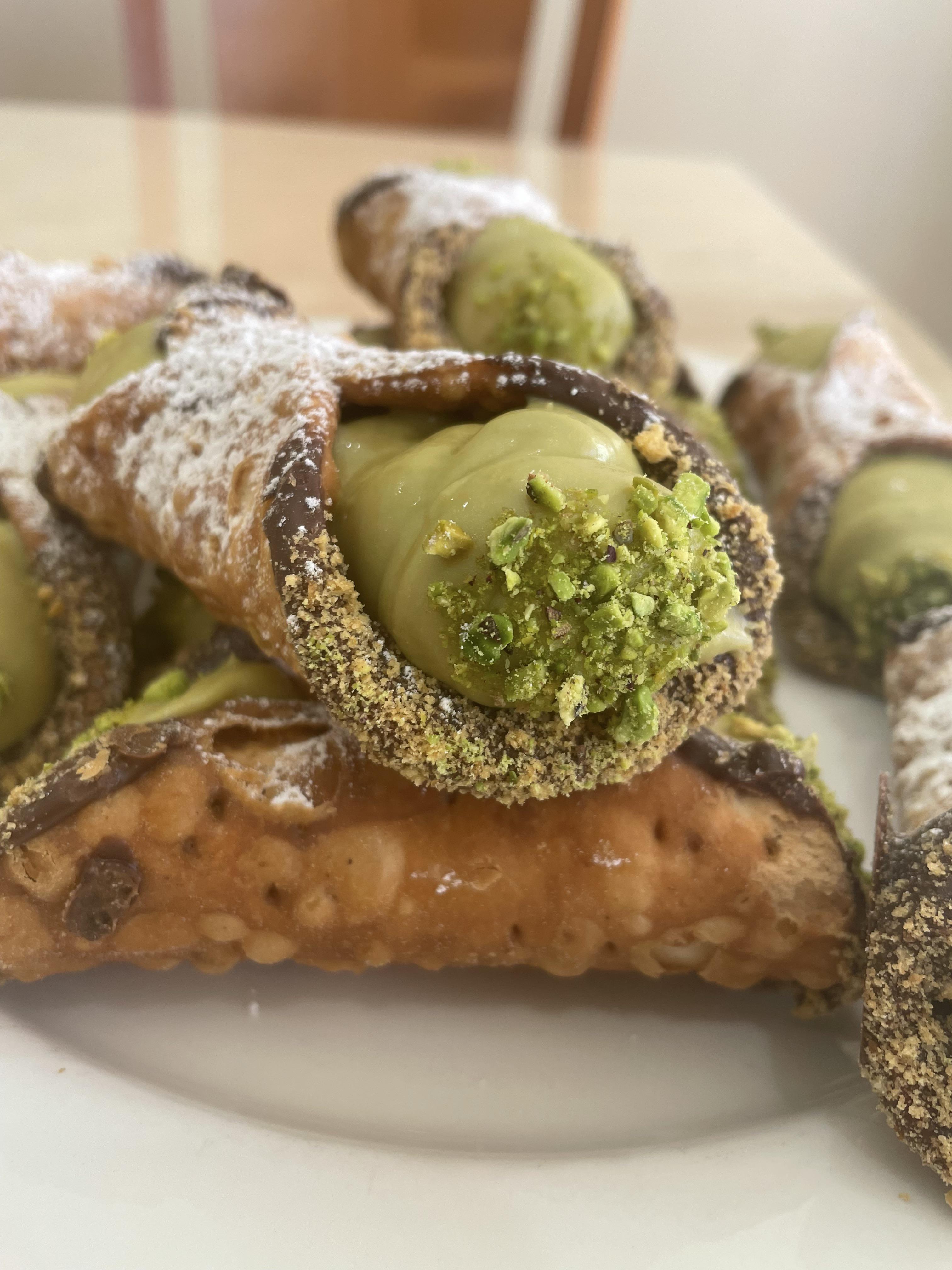 [homemade] Pistachio Cannoli r/food