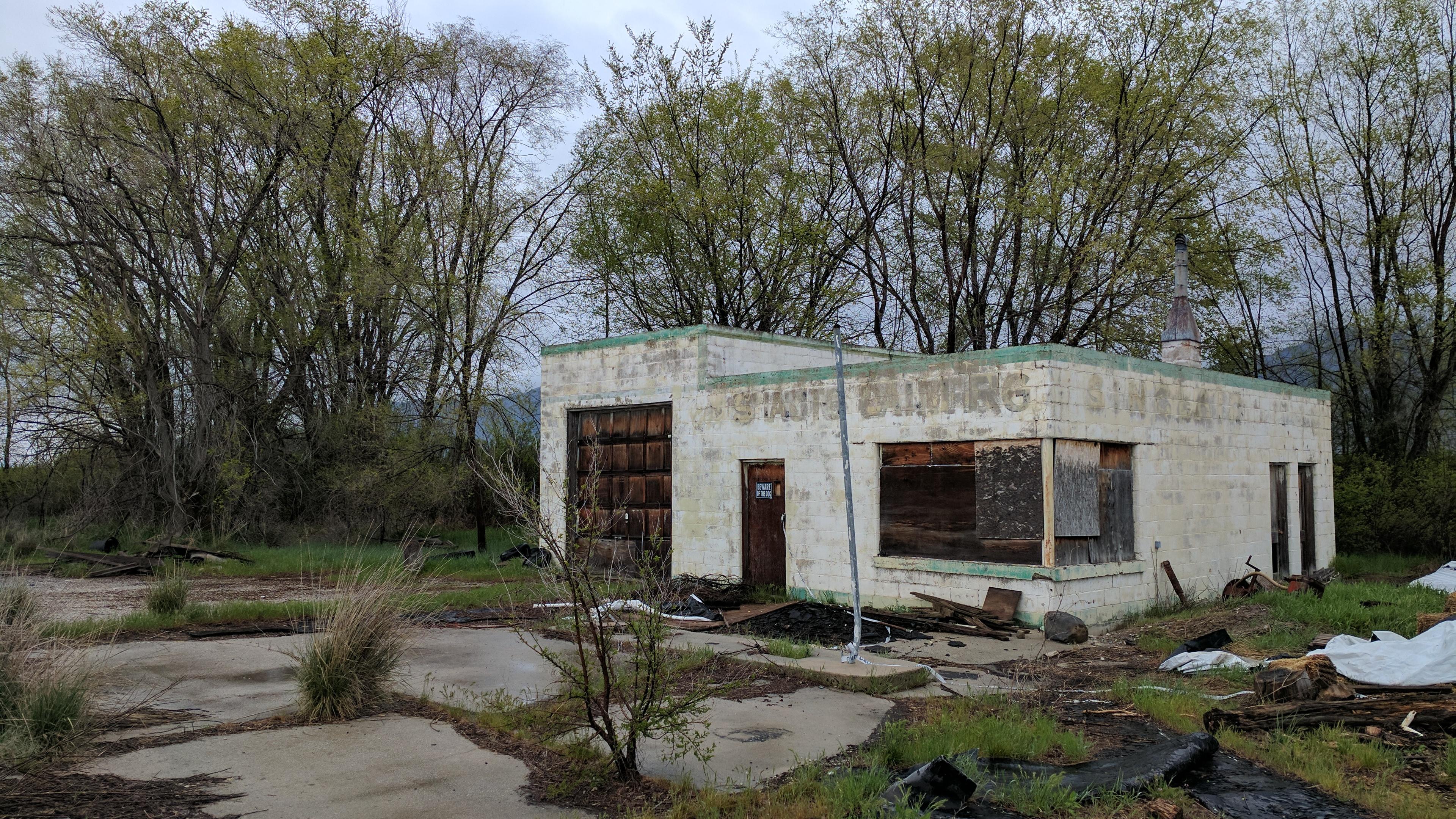 Old abandoned service station in northern Utah [ 3046 x 2160 ] r