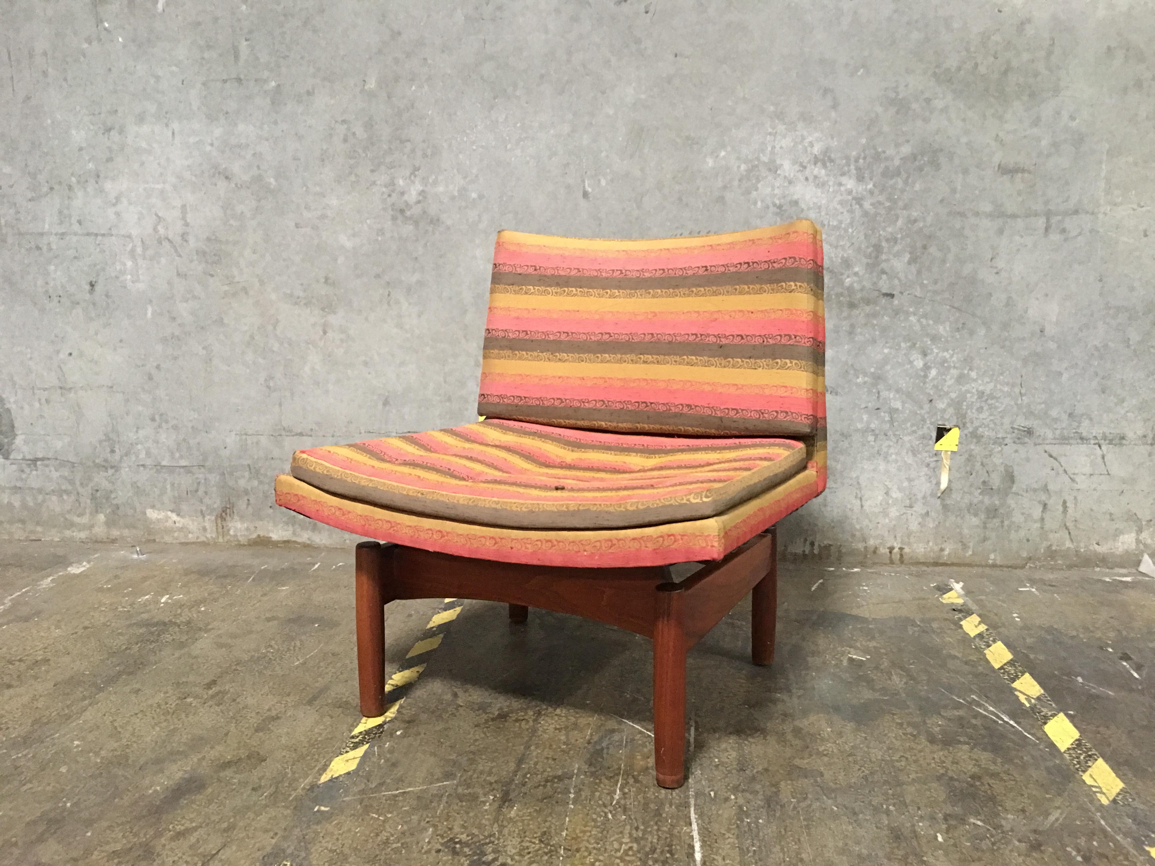 Need help identifying this Mid Century Chair r/Mid_Century