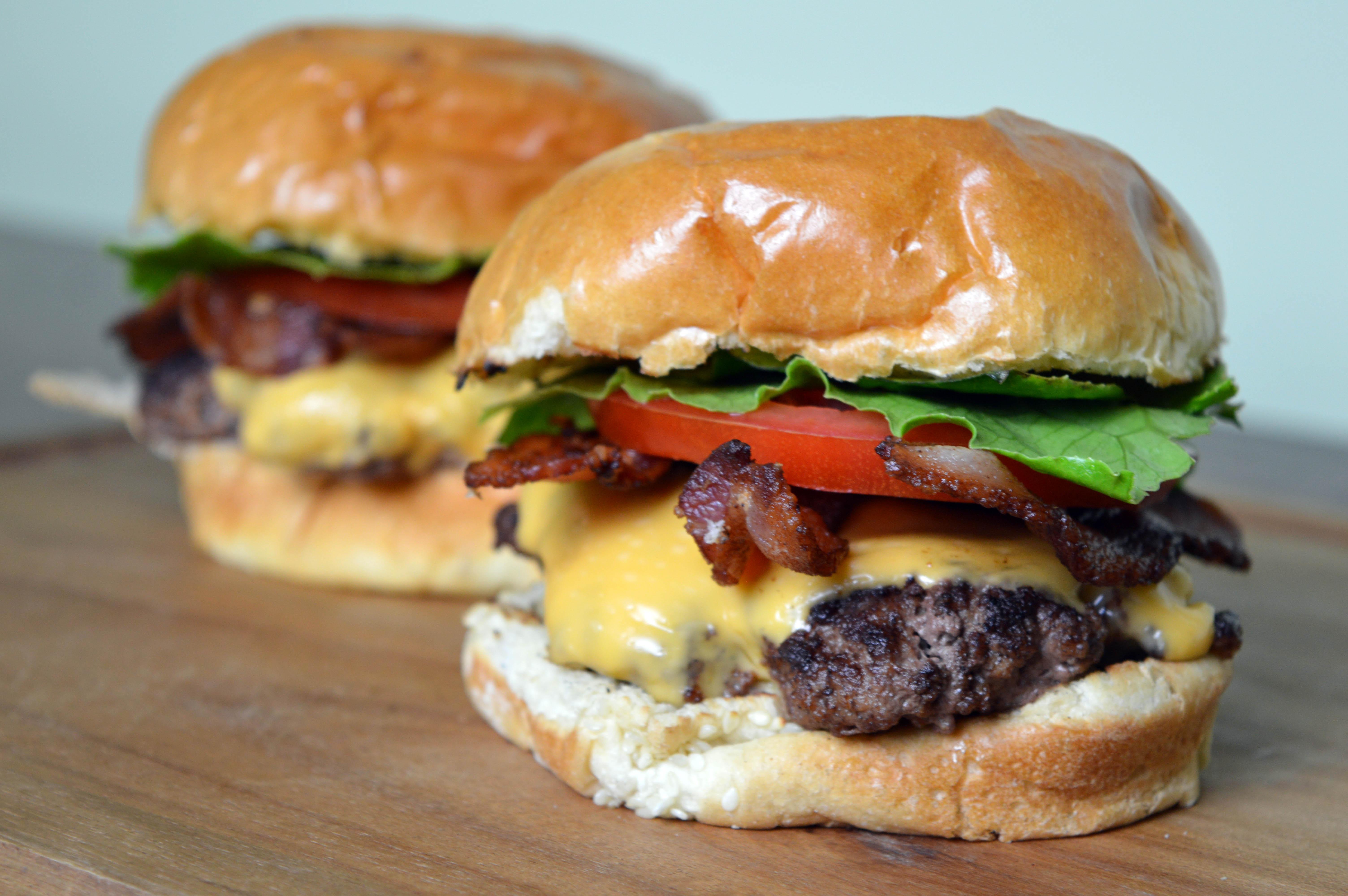 [Homemade] Bacon Cheese Smash Burgers r/food