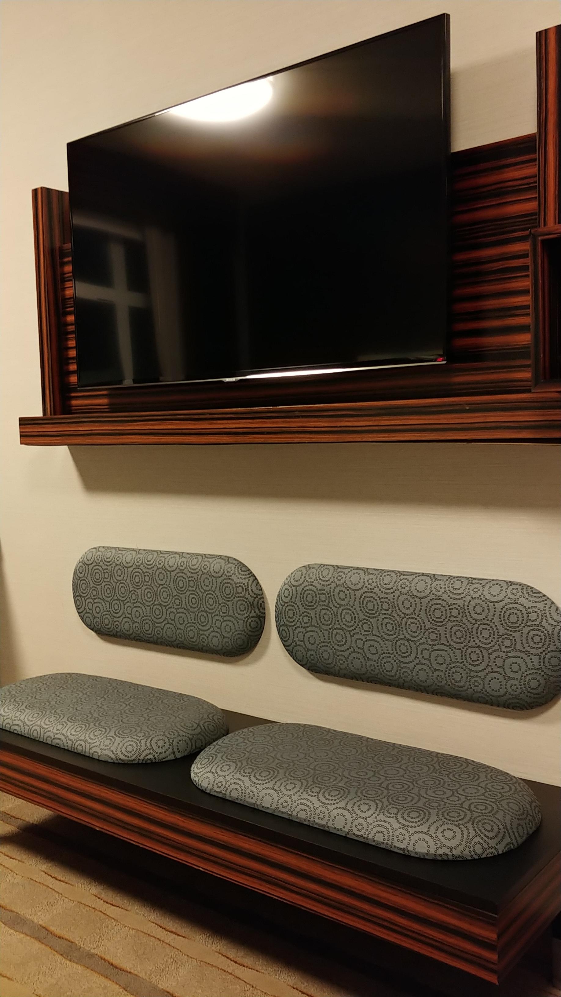 This hotel room put a bench under the TV r/CrappyDesign