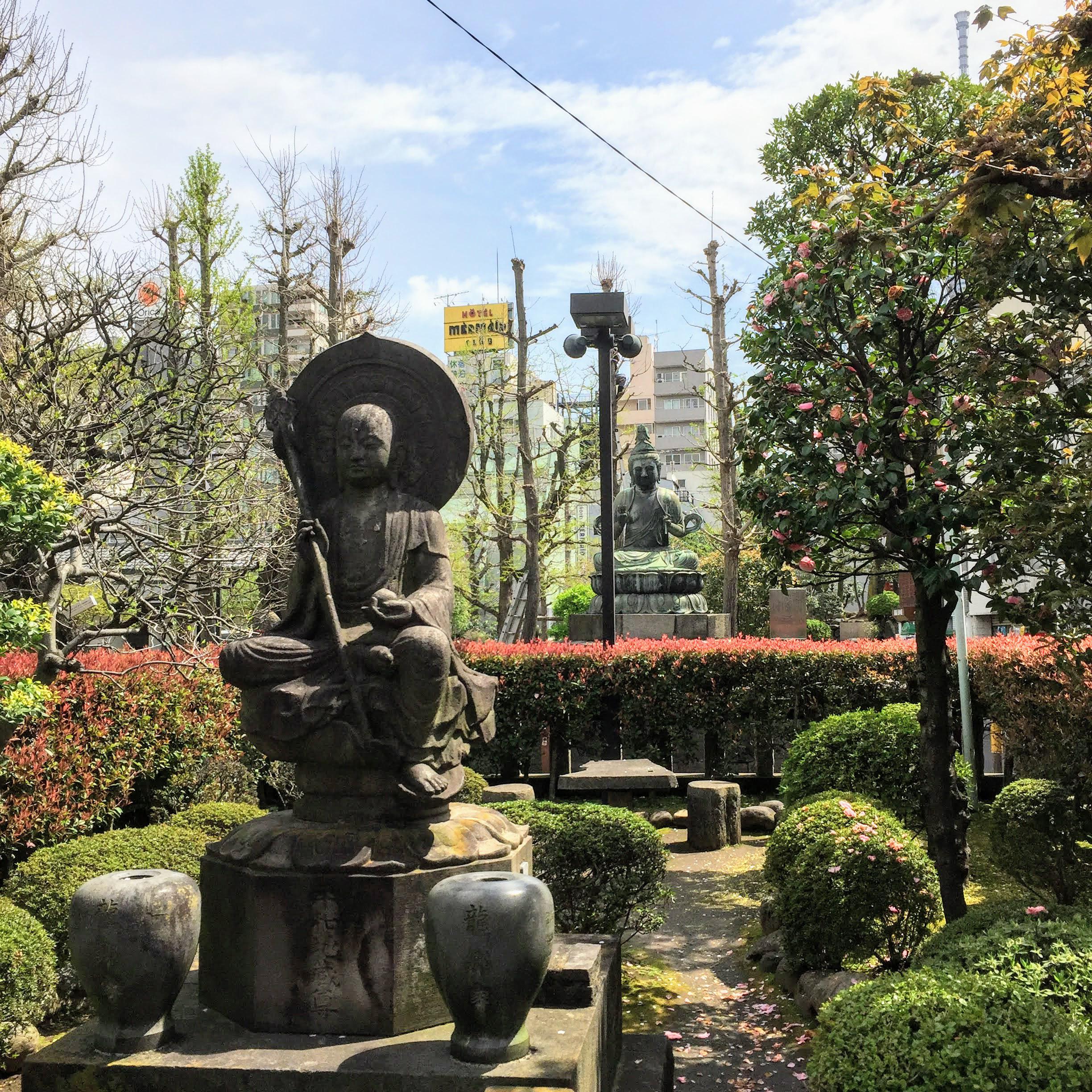 [OC] Japan Tokyo statues at Asakusa [2448x2448] r/ArtPorn