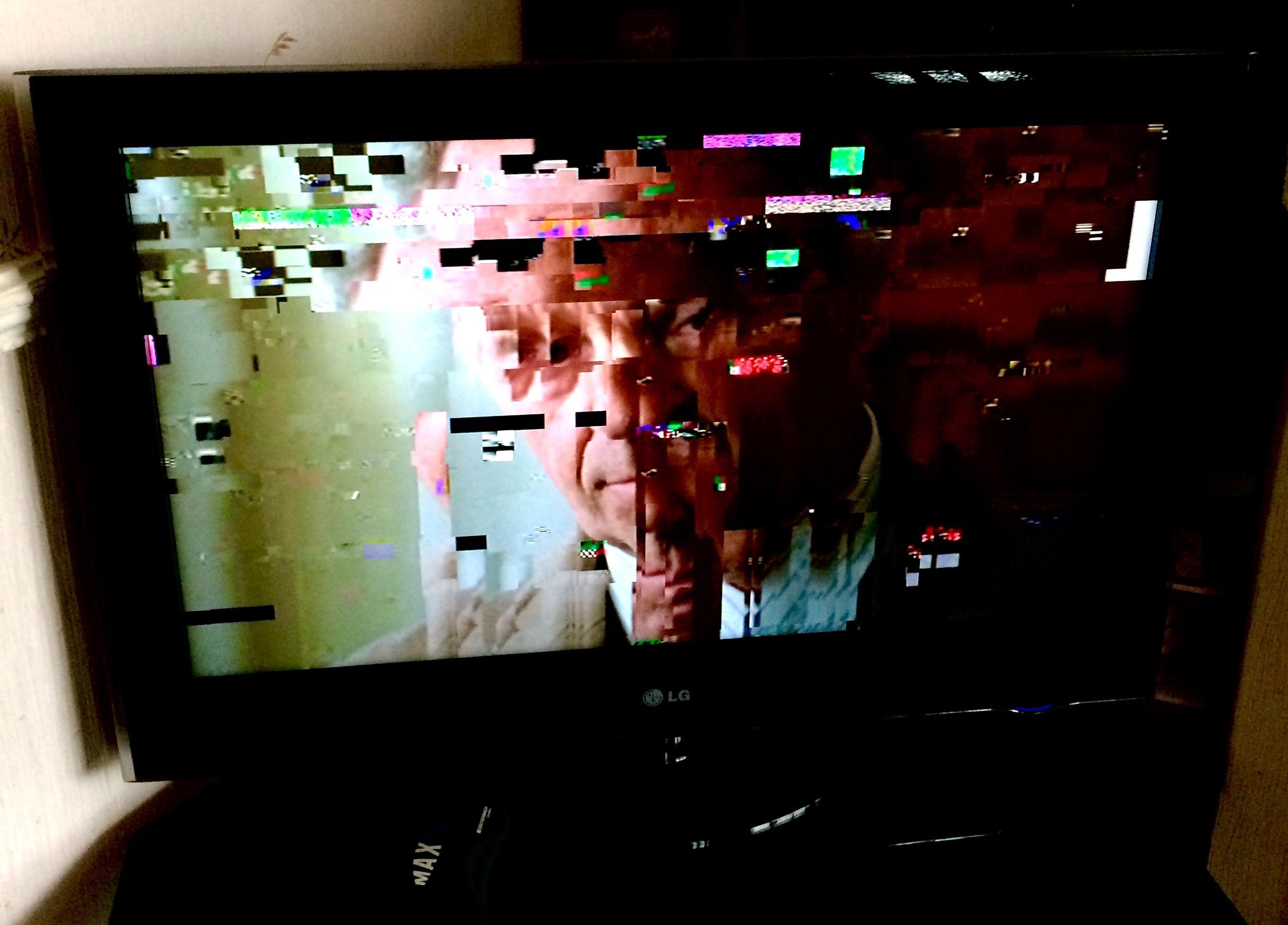 My grandad's TV started glitching out r/glitch_art