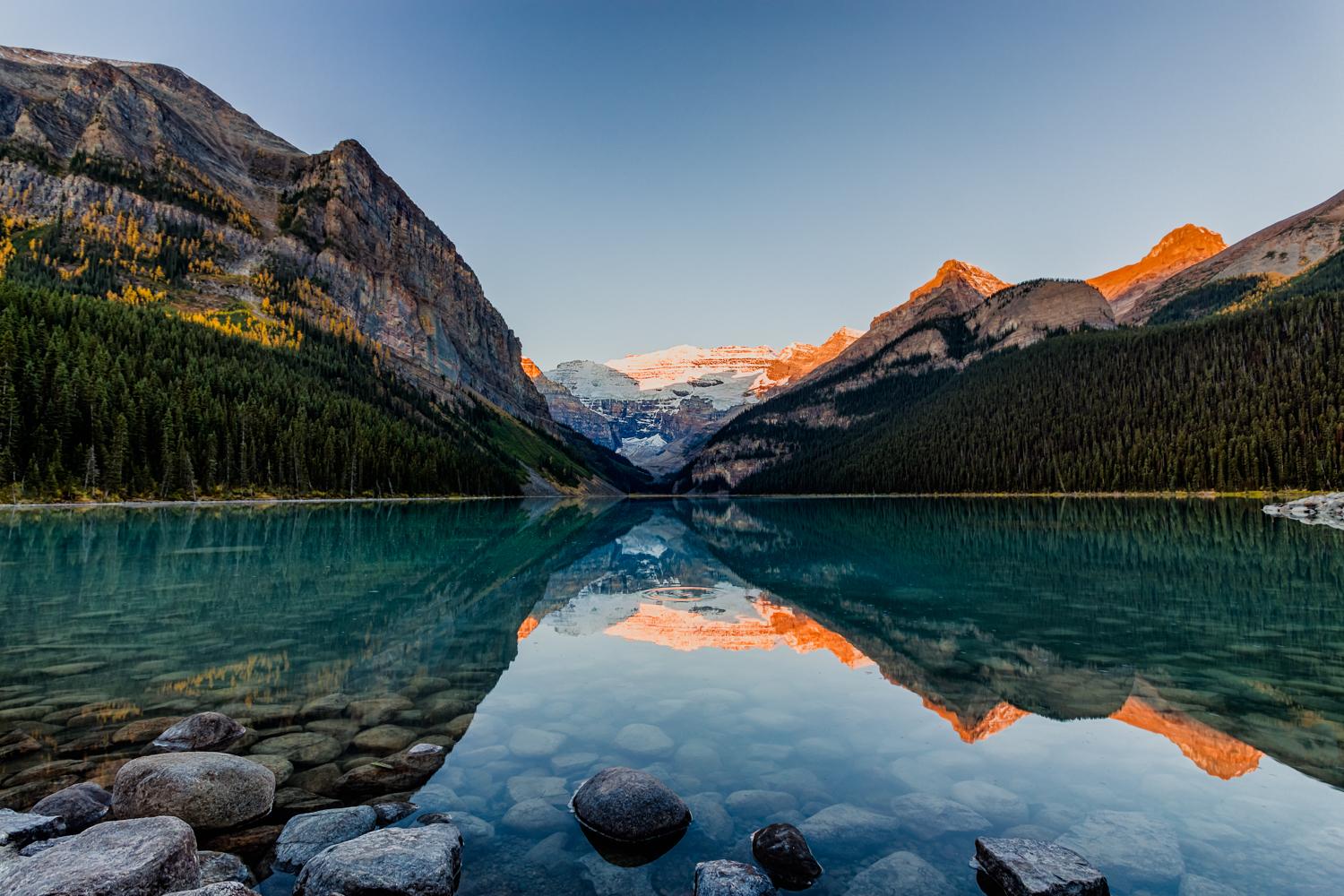 Sunrise at Lake Louise [OC] [1500x1000] r/EarthPorn