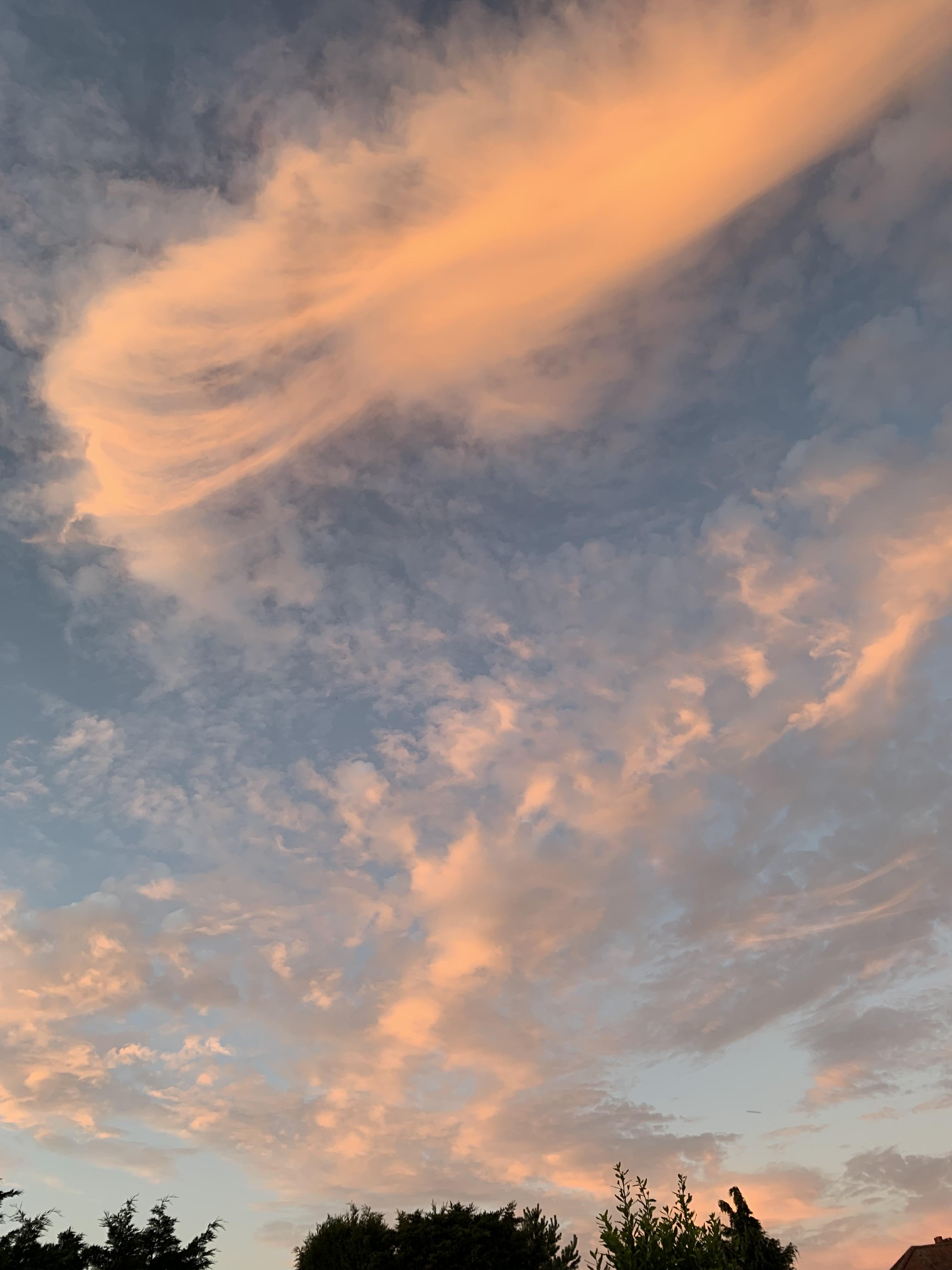 A pic of the sky I took tonight (UK) r/pics