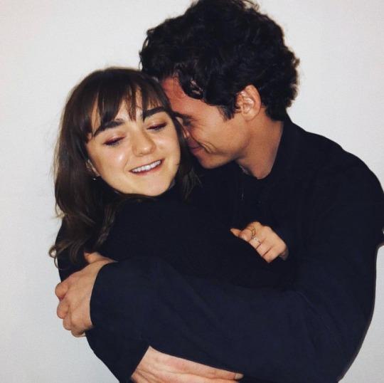 Richard Madden cuddling Maisie Williams r/LadyBoners