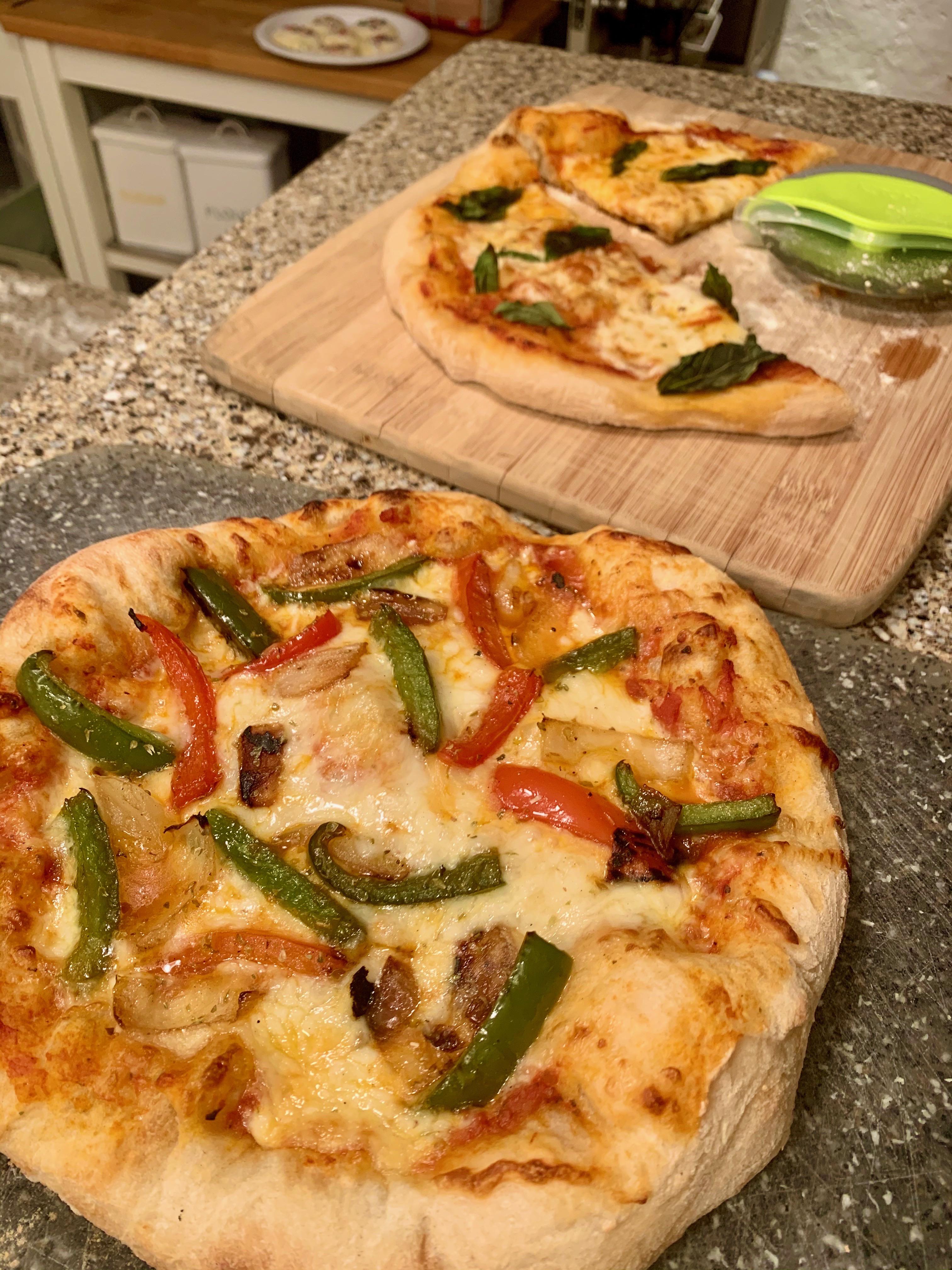 First try grilling pizzas on the er kettle! r/BBQ