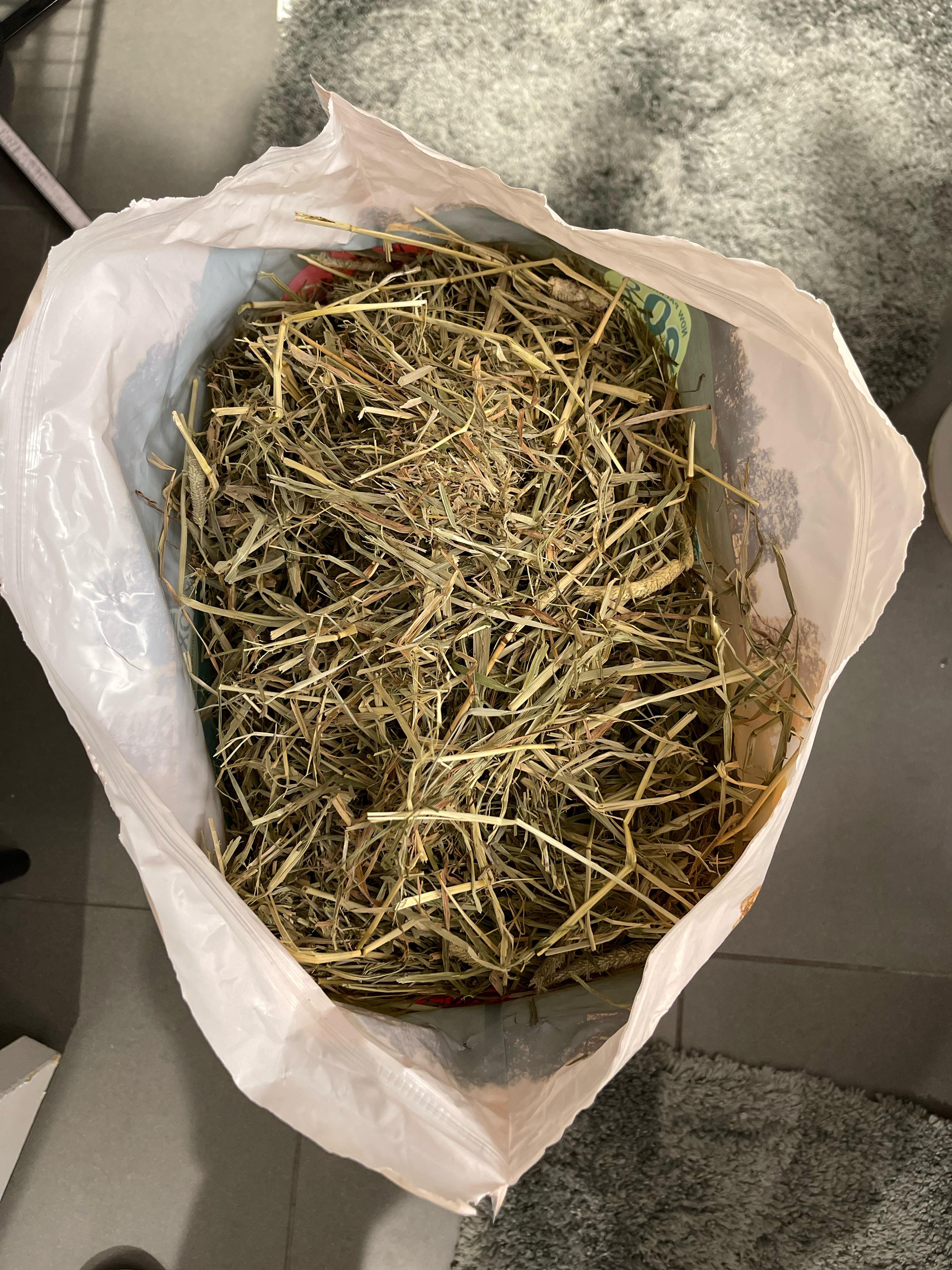 Western Timothy Hay from Oxbow is very brown today r/Rabbits