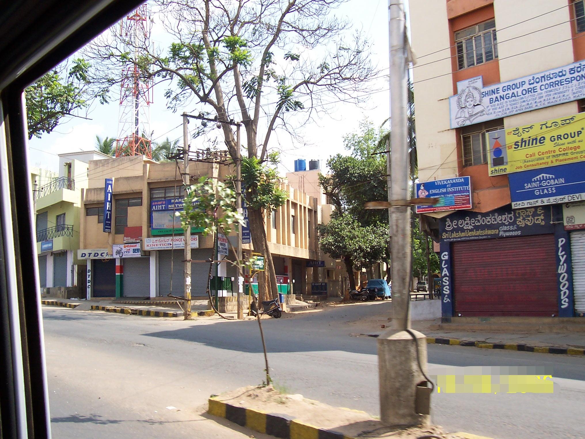 Mathikere...is this day or night? Where is everyone? r/bangalore