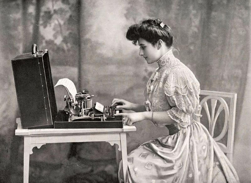 Lady writing on a Hammond typewriter, 1905 r/TheWayWeWere