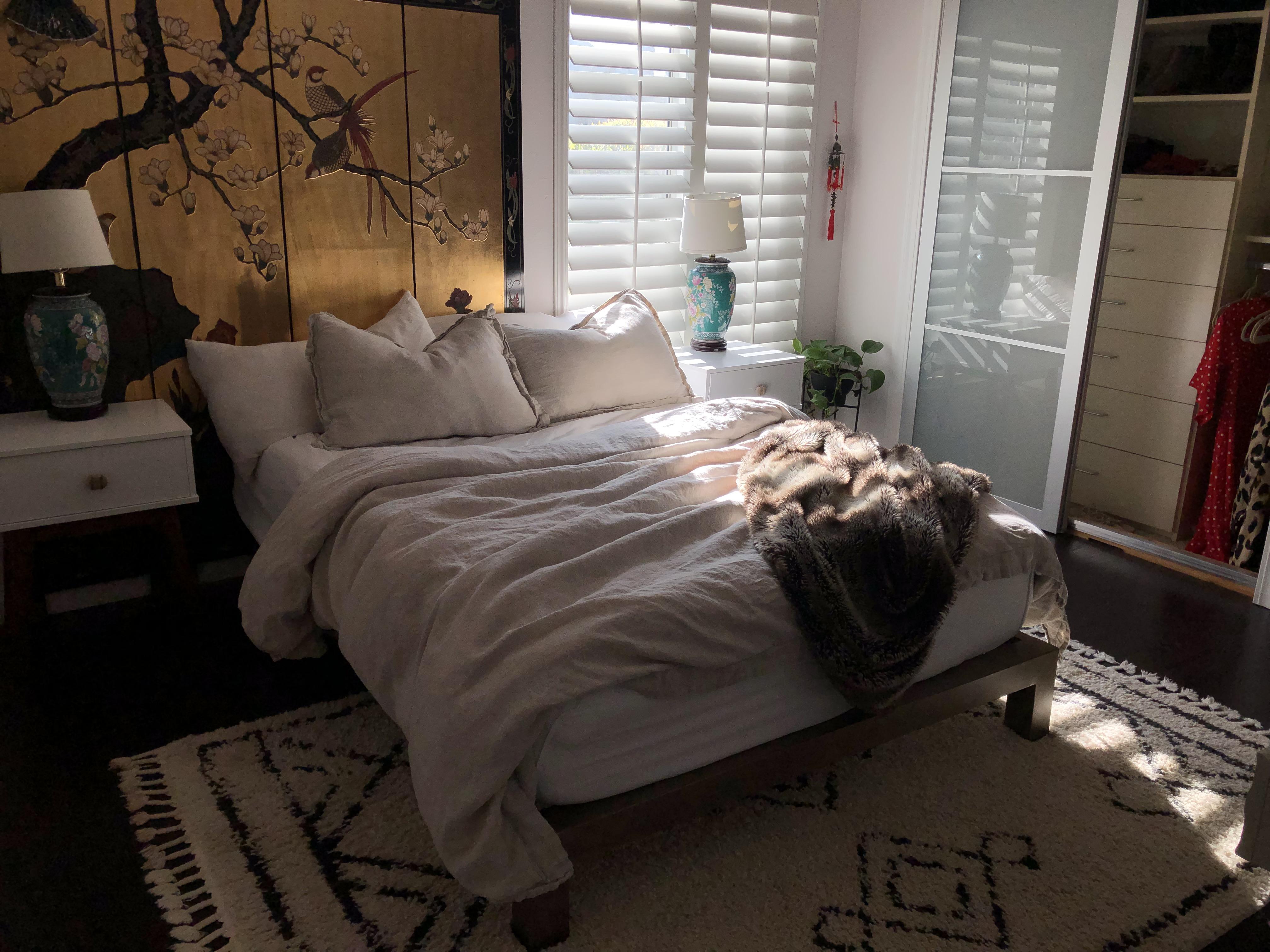 My cozy summer bed with linen bed sheets 🌞 r/CozyPlaces