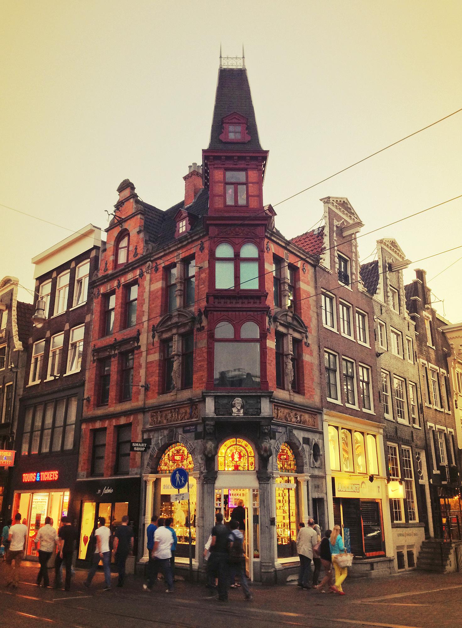 Building containing a smart shop on the corner of Keizersgracht and