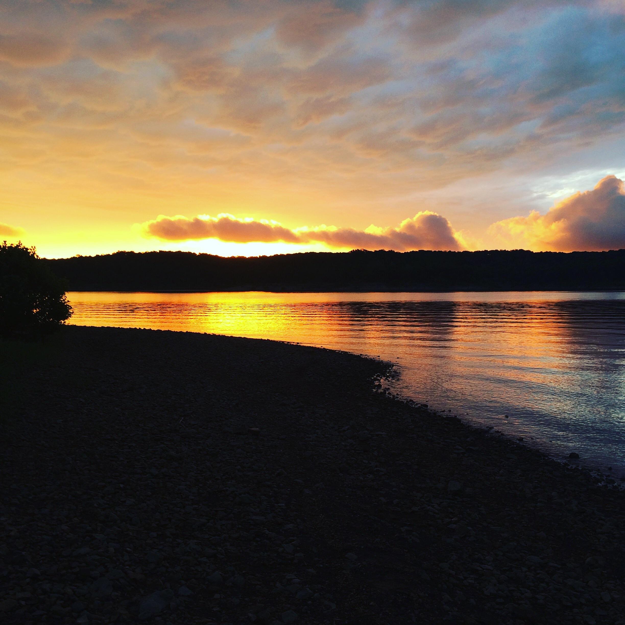 Picture over the surface of Harry S. Truman Lake in Missouri. r/pics
