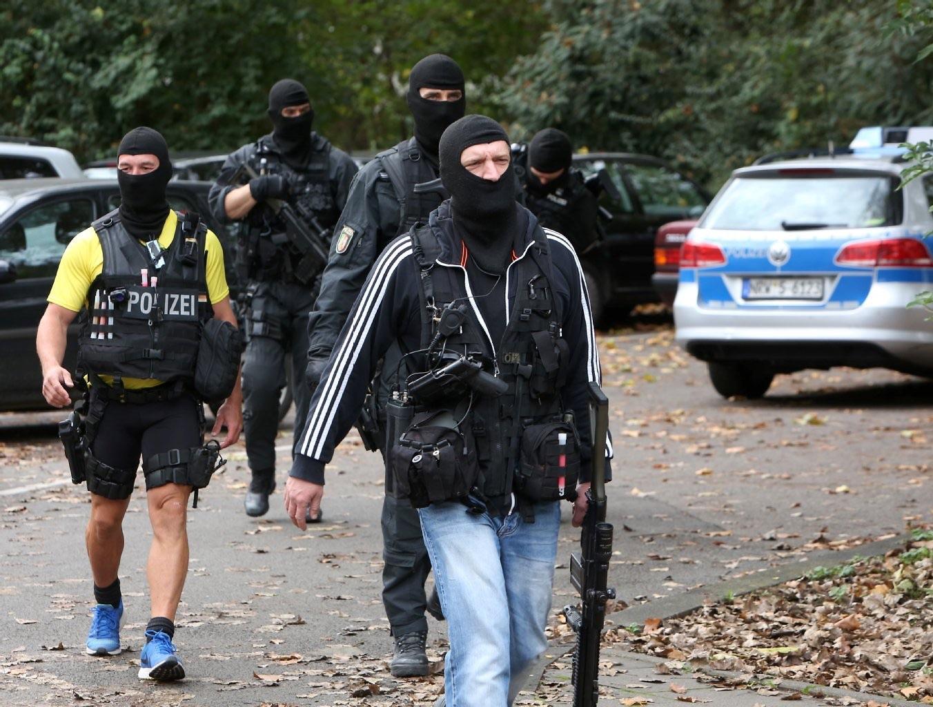 German SEK responding to a false alarm school shooting [1352 x 1024