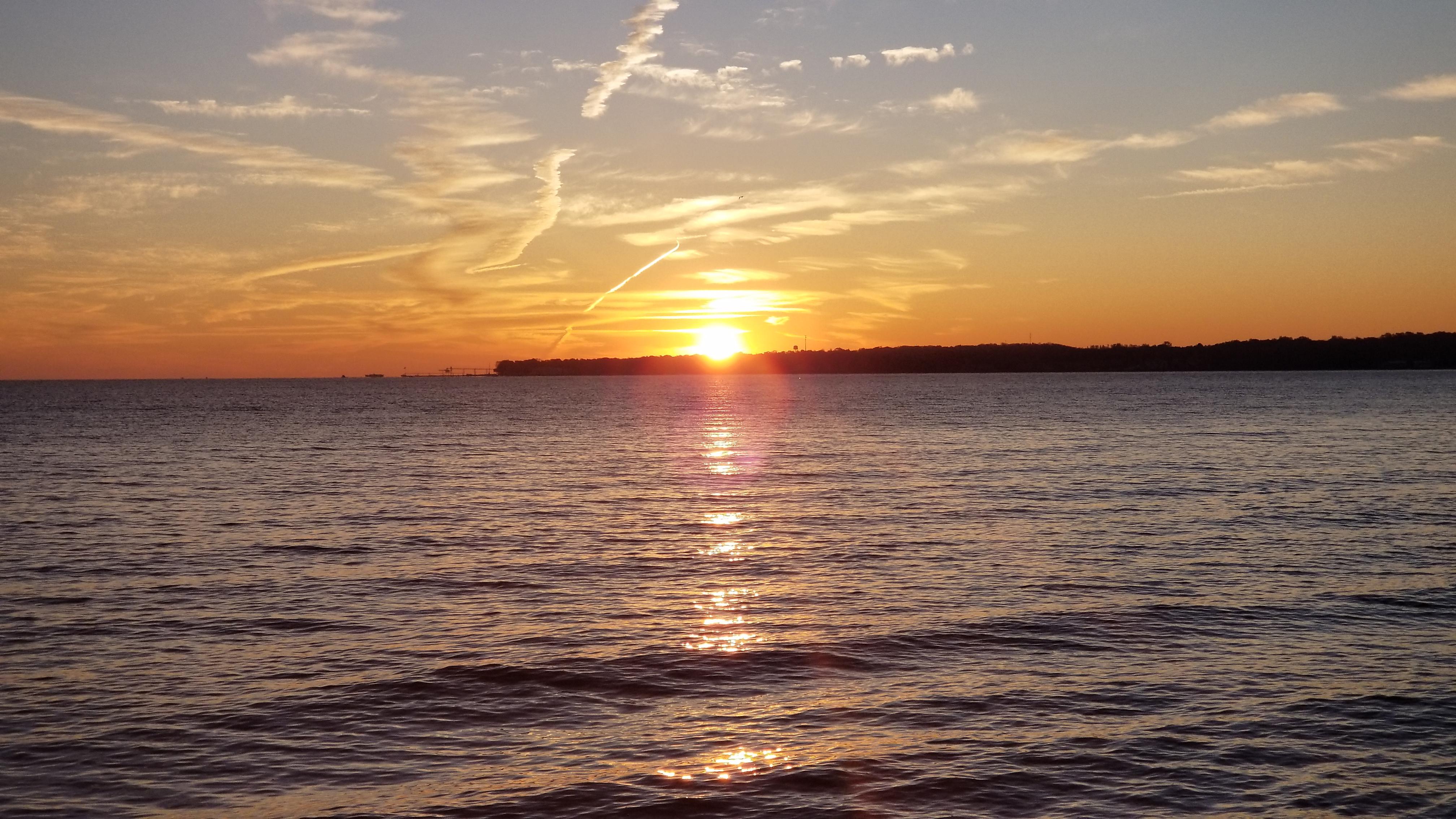 A beautiful sunrise over Lake Erie on Saturday morning. r/pics