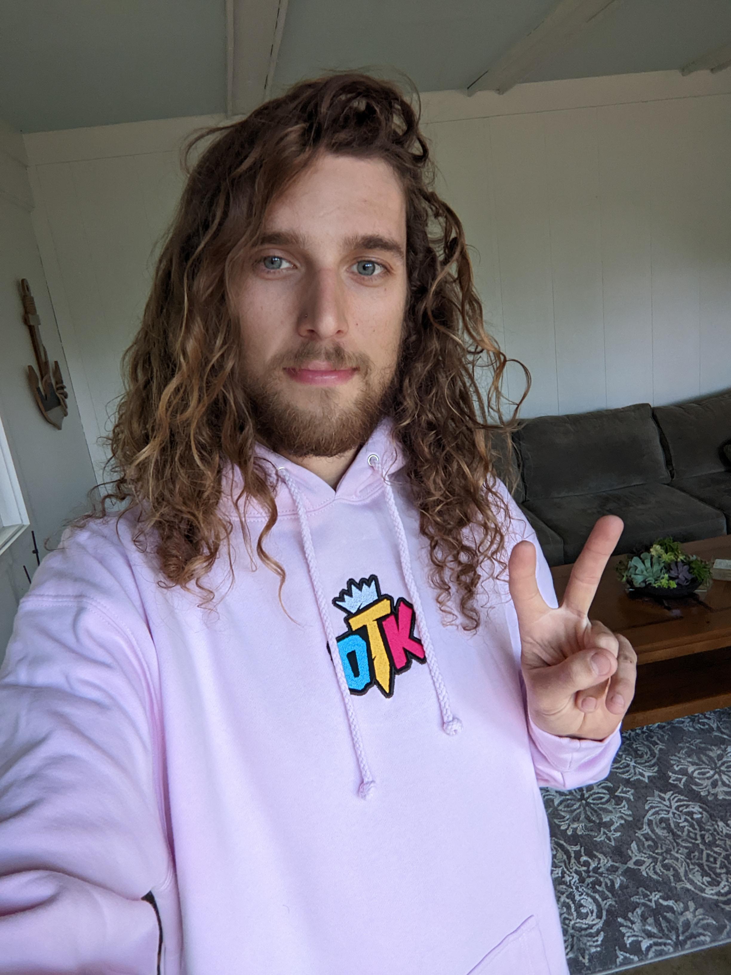 actually surprised on how good the quality of the hoodie is Mizkif