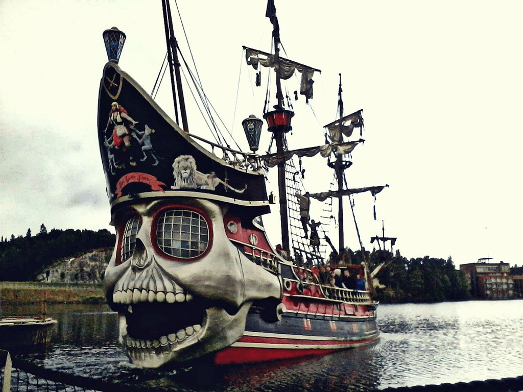 this old pirate ship from 1708 (colorized) r/Ships