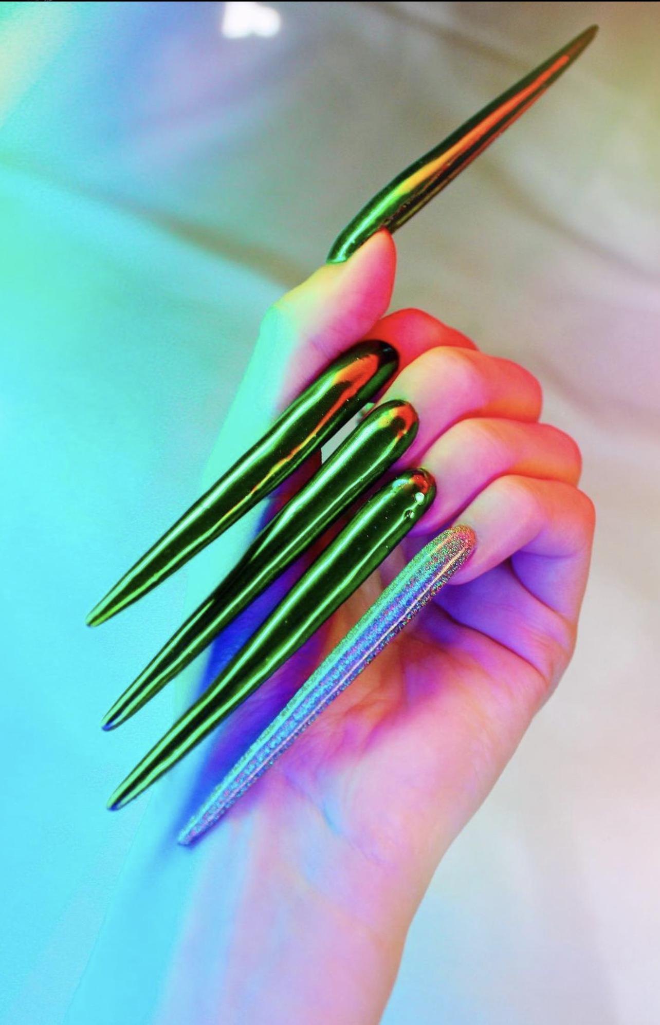 I love green on my long nails r/NailArt