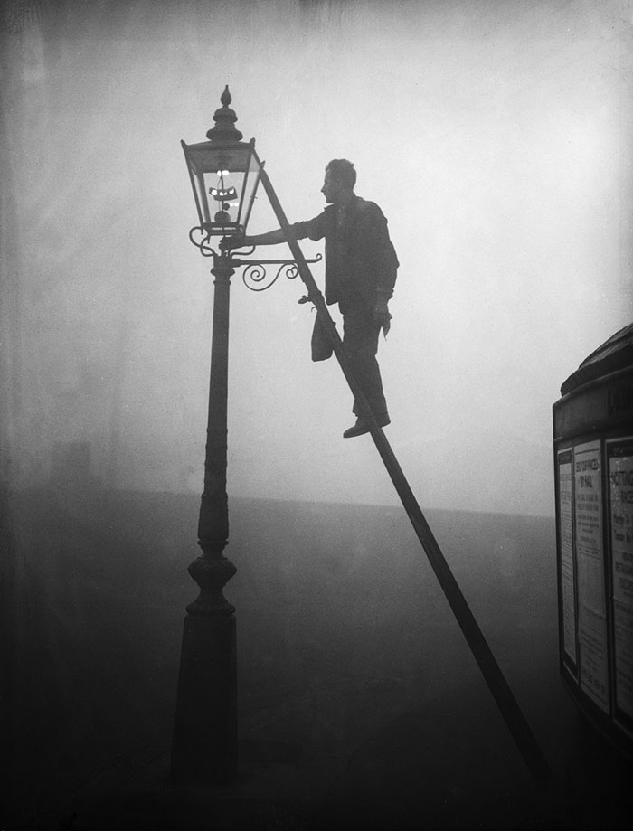 Pea Soup Fog: the gaslighter at Finnsbury Park, London, 1935 : r