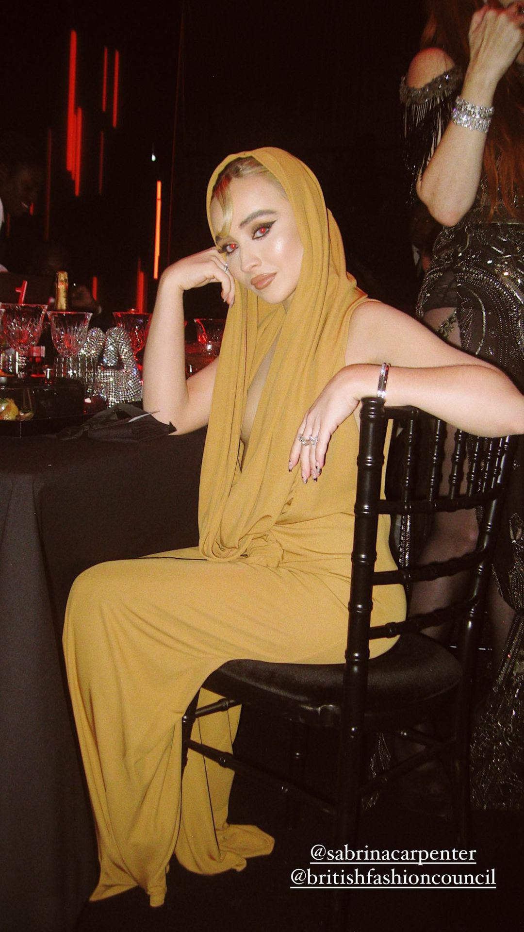 Side boob : SabrinaCarpenterSexy