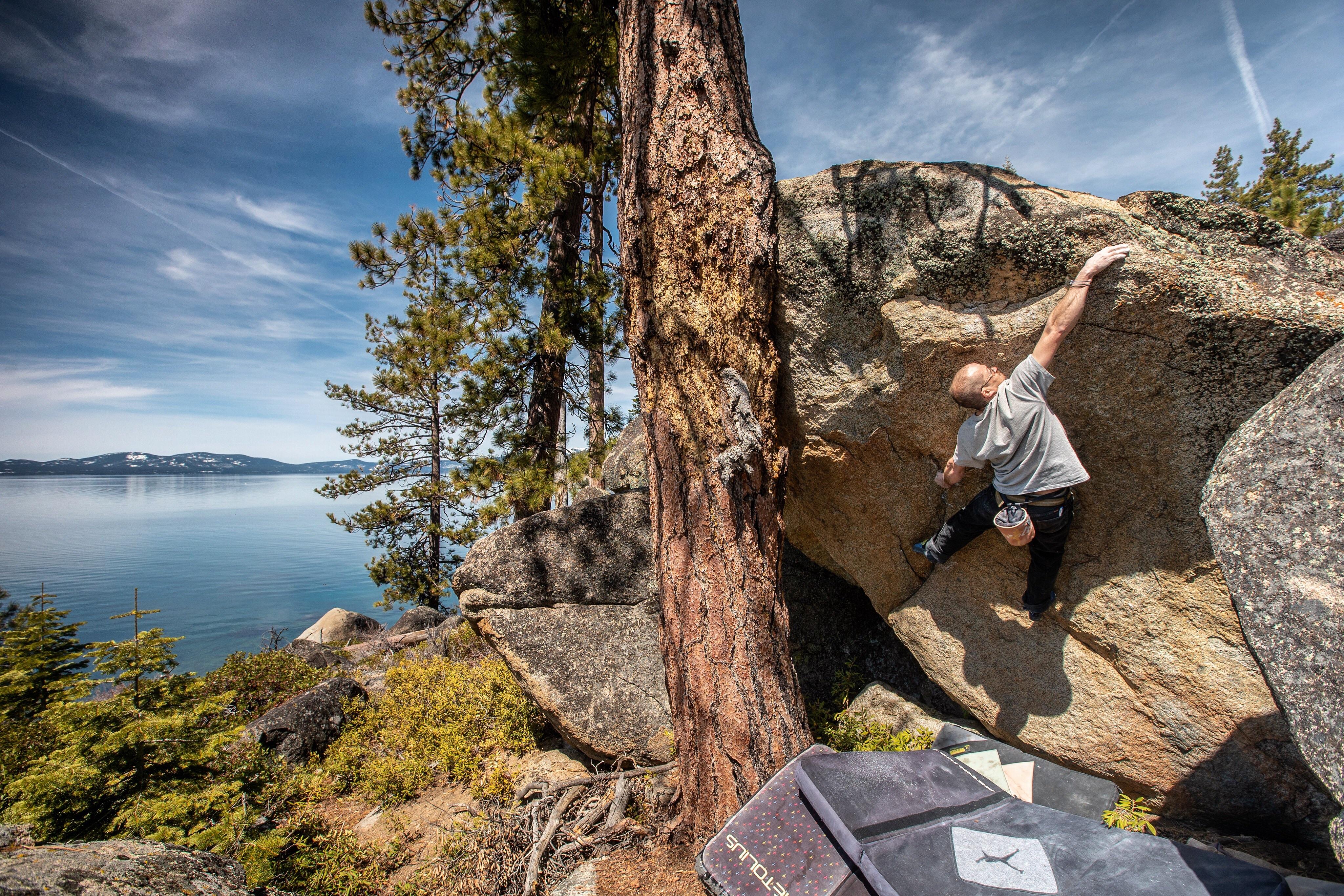 My friend climbing on the East Shore of Lake Tahoe r/bouldering