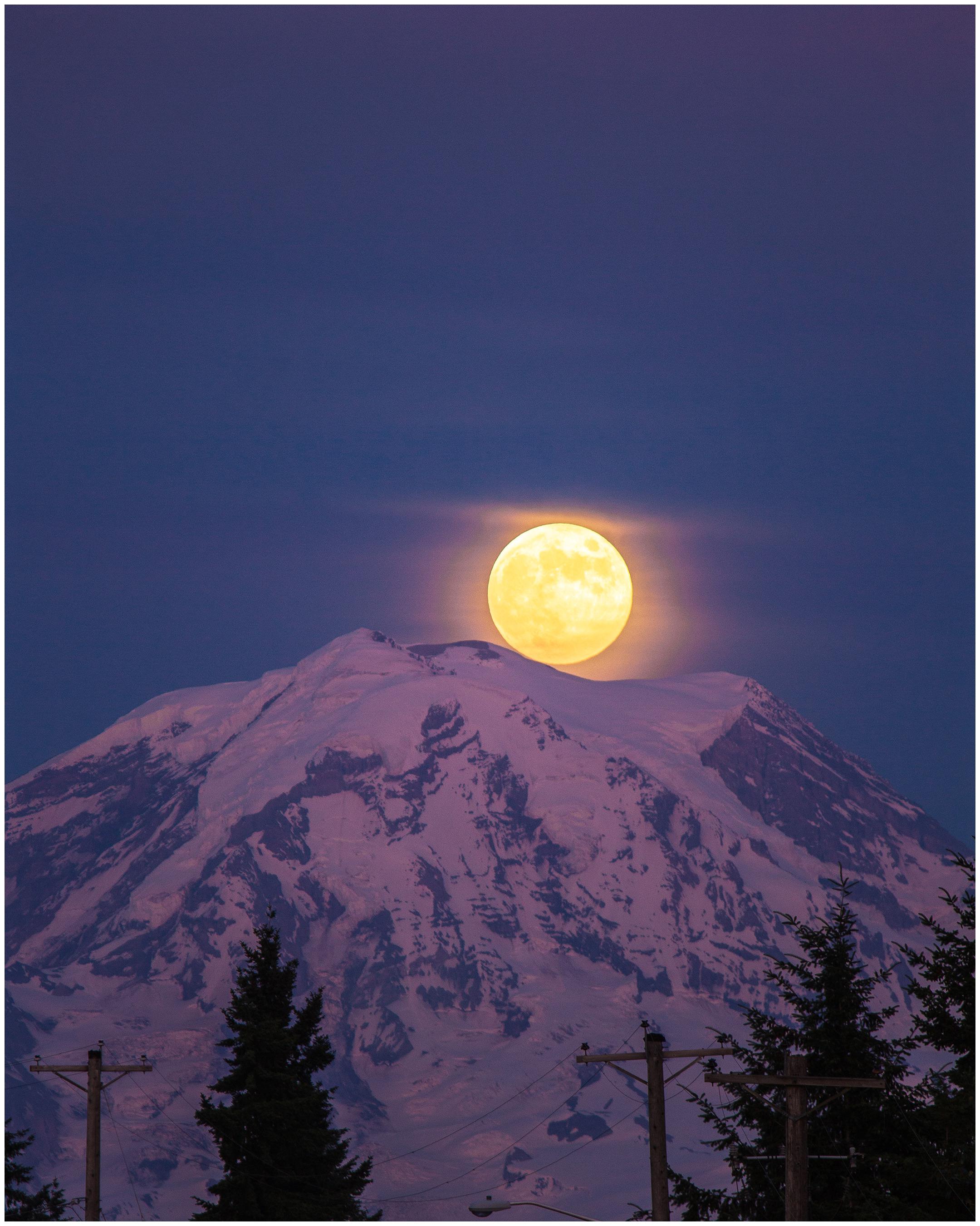 a photo I got of the full moon rising over Mount Rainier r/Seattle