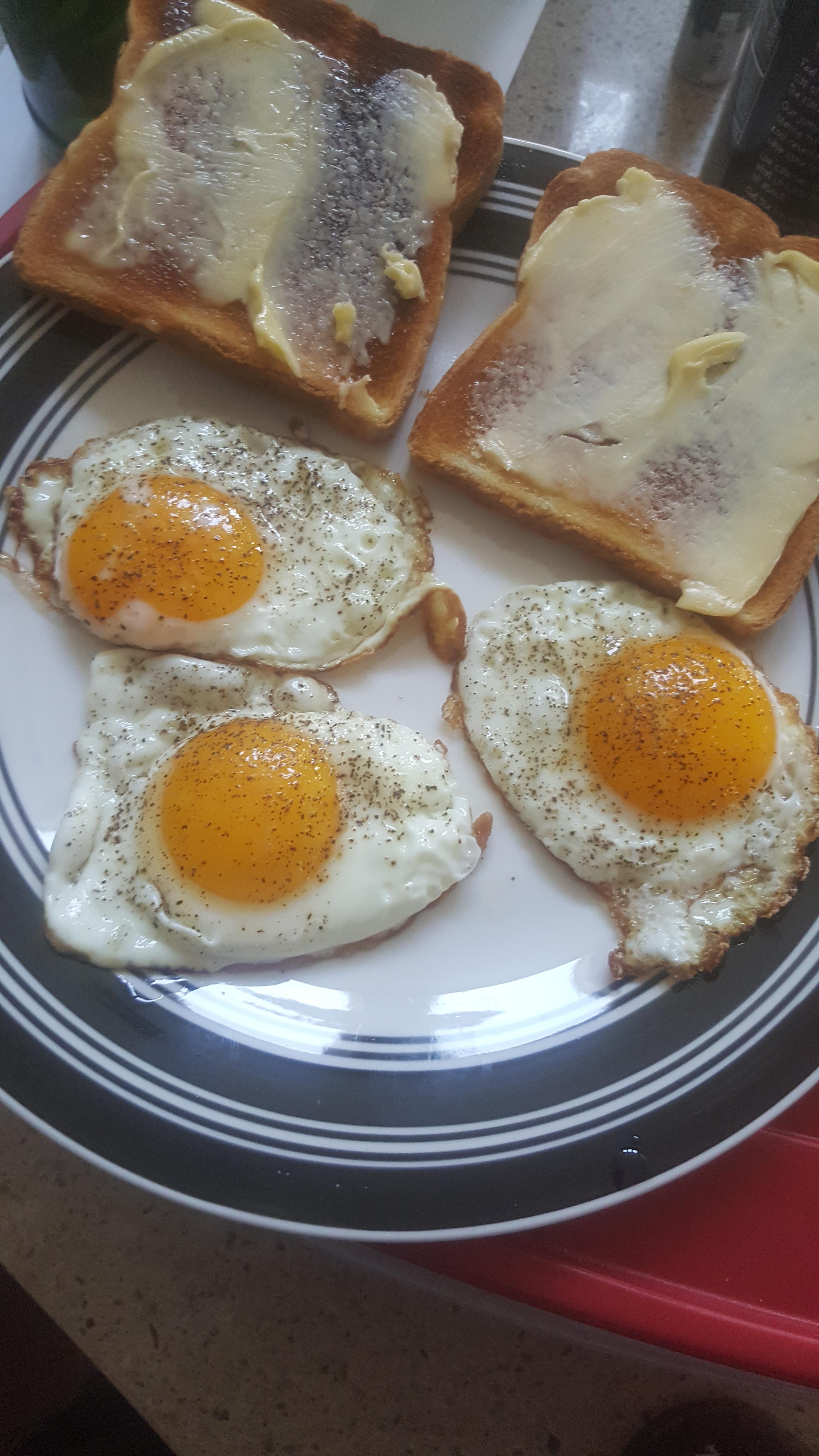 [HOMEMADE] Olive oil fried eggs with toast r/food