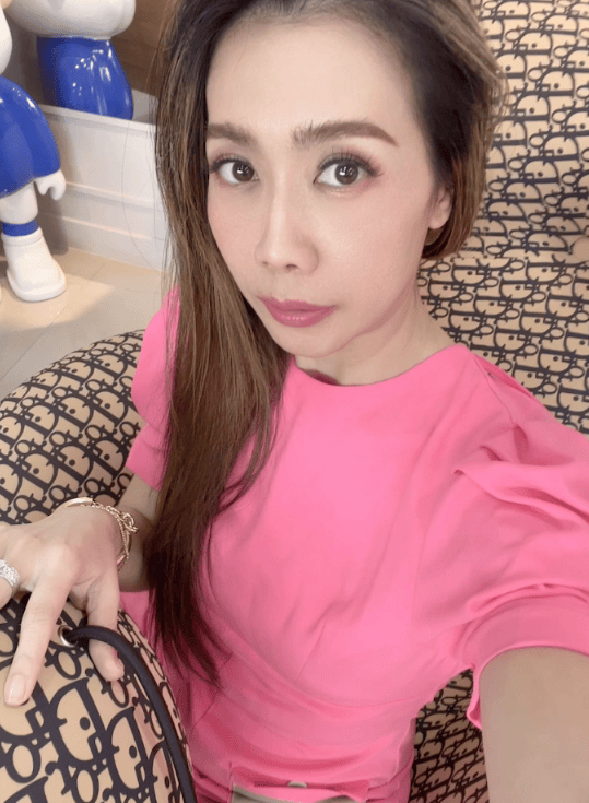 pretty in pink : IRLgirlsHQ