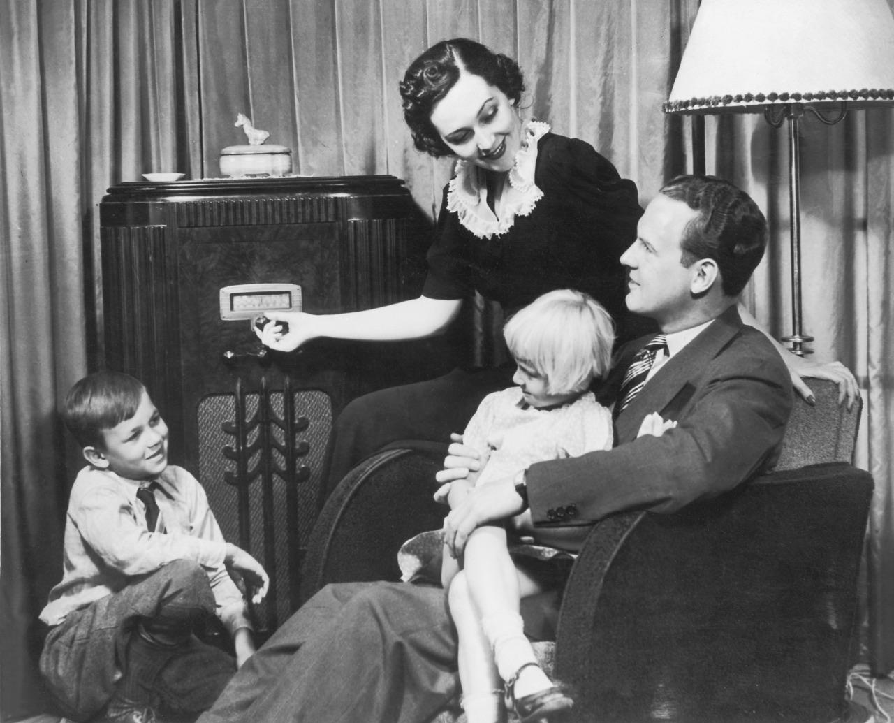 Parents and children listening to the radio, 1920s. r/TheWayWeWere