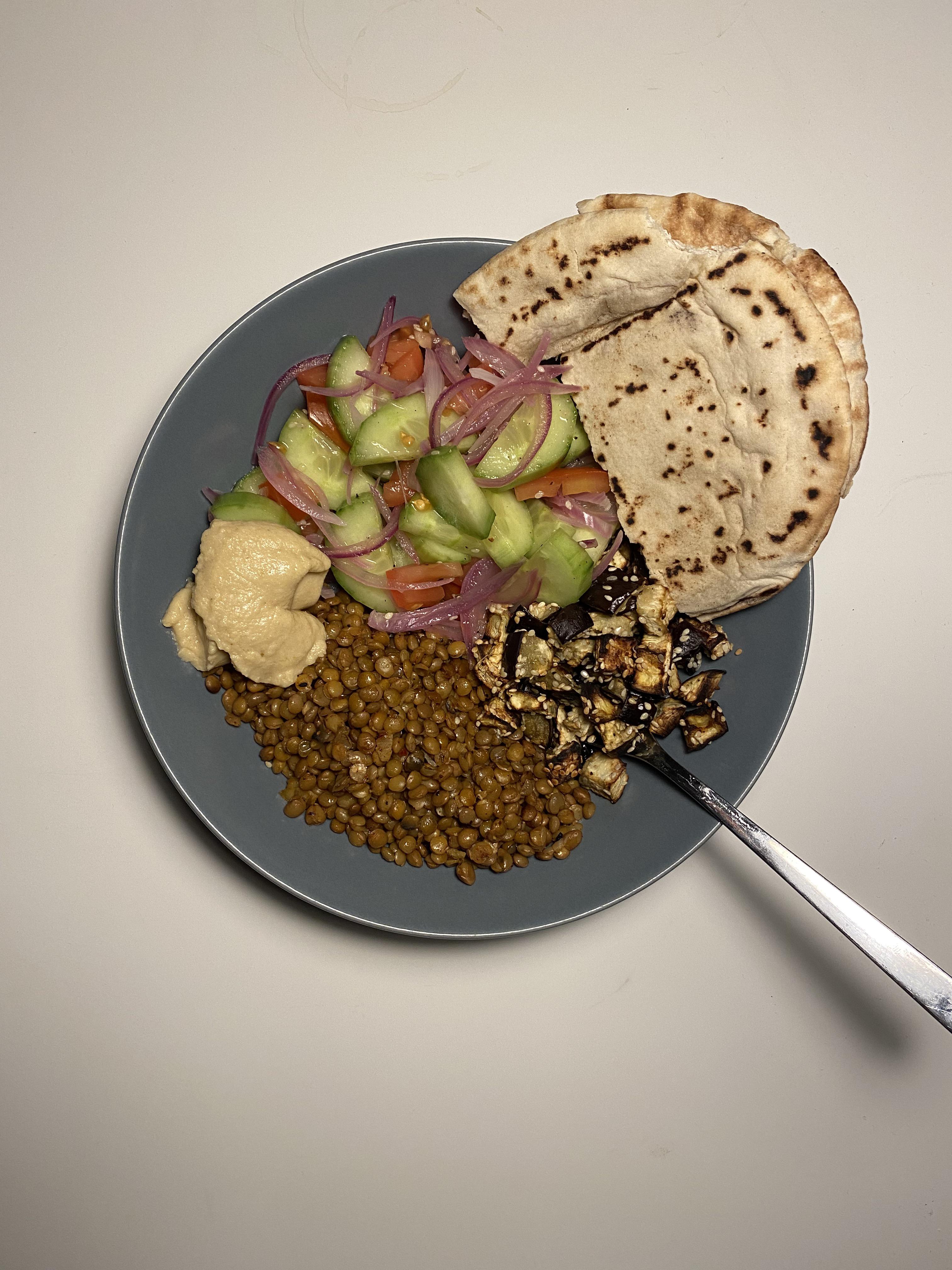I made a hummus bowl with lentils and veggies today hellofresh