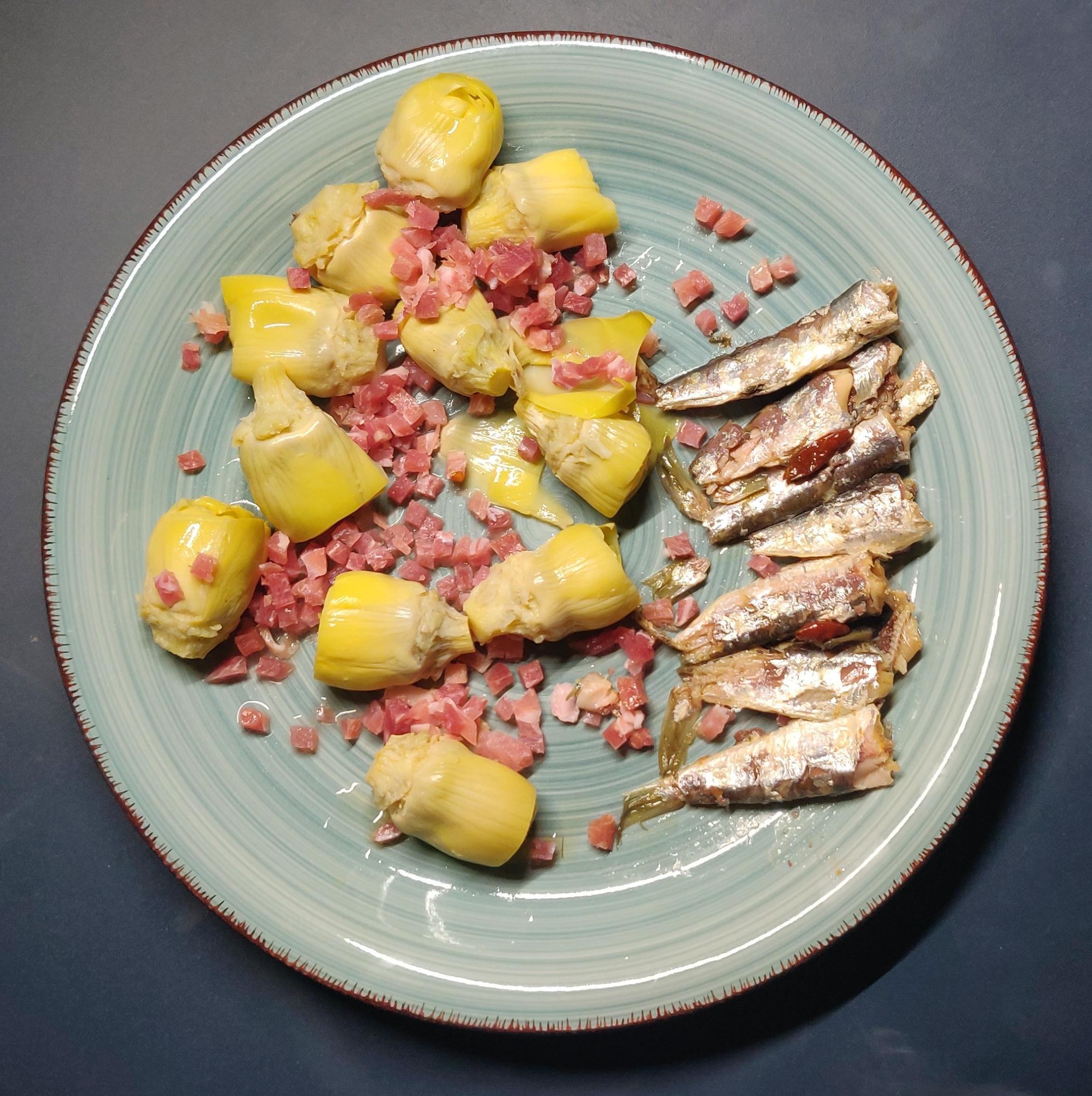 Artichokes, diced ham and spicy sardines r/shittyfoodporn