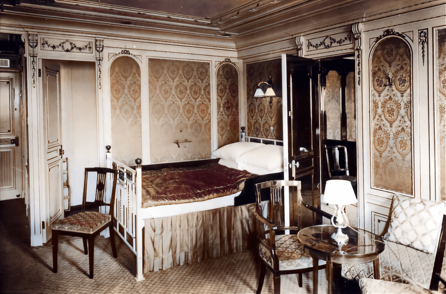 RMS Titanic first class cabin. r/titanic