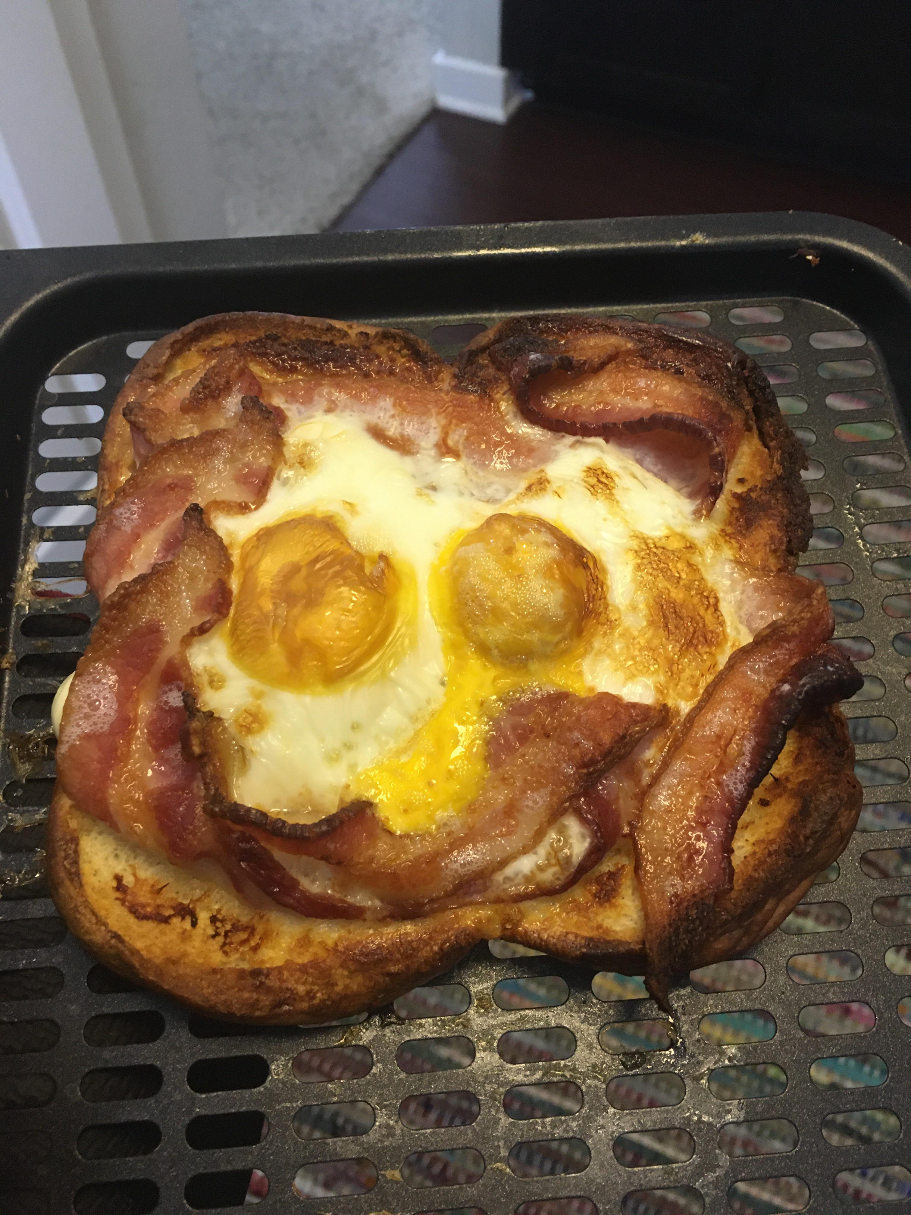 Breakfast toast, eggs+bacon r/airfryer