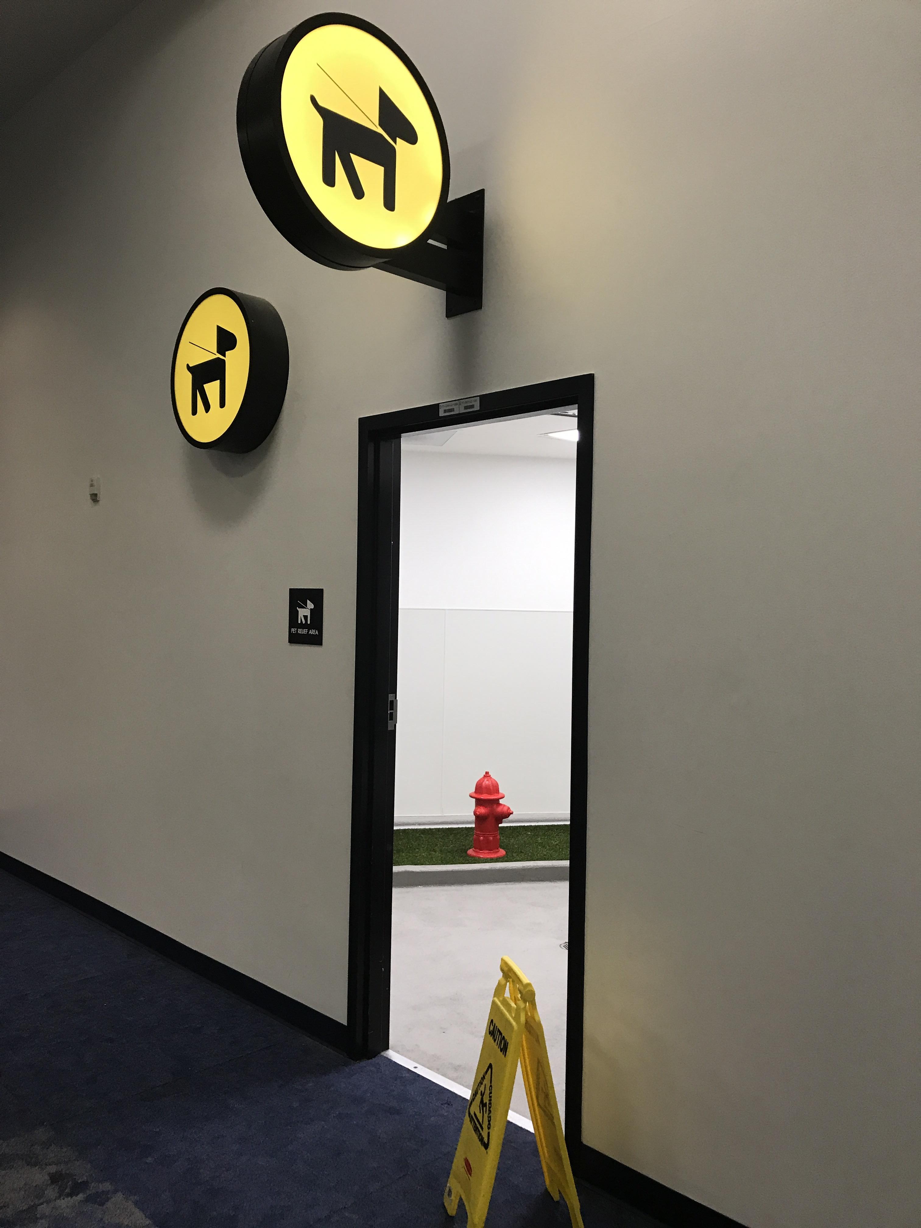 Pet restroom at McCarran airport in Las Vegas. Complete with fire hydrant. r/mildlyinteresting