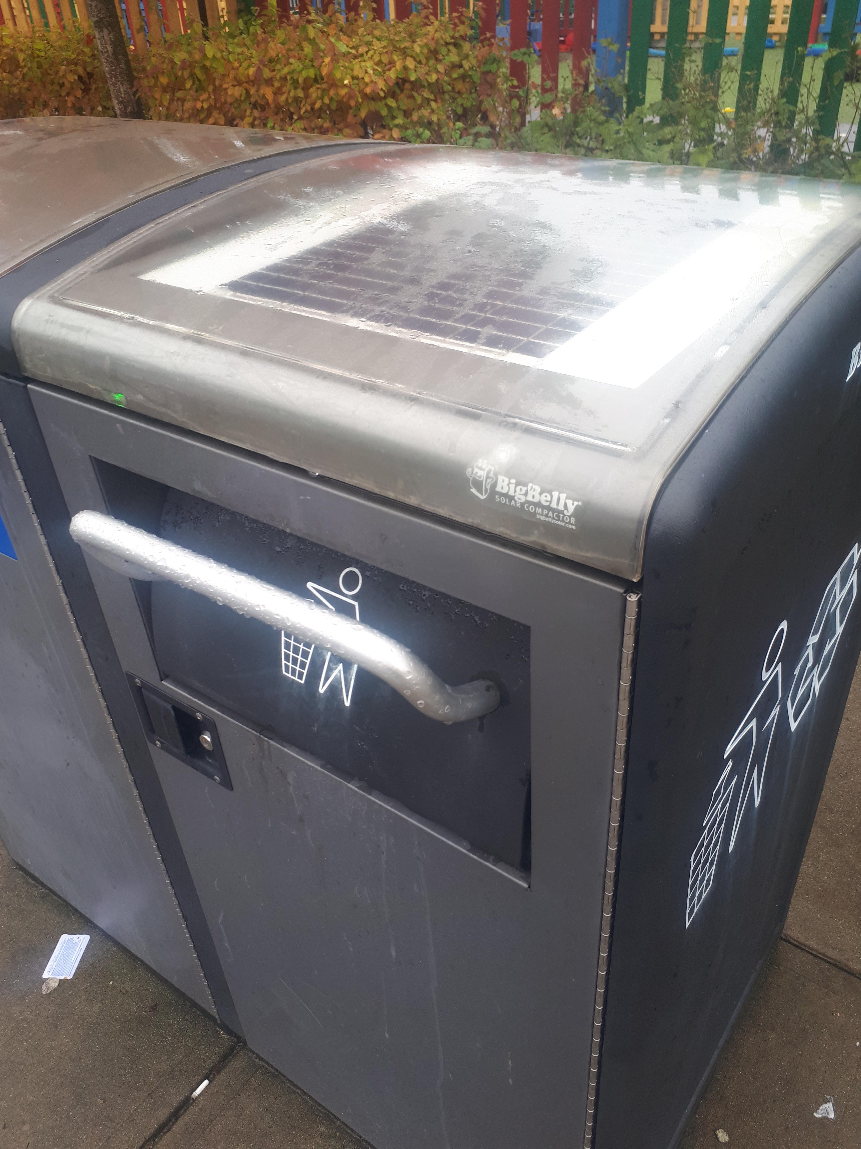 This garbage can has a solar panel r/mildlyinteresting