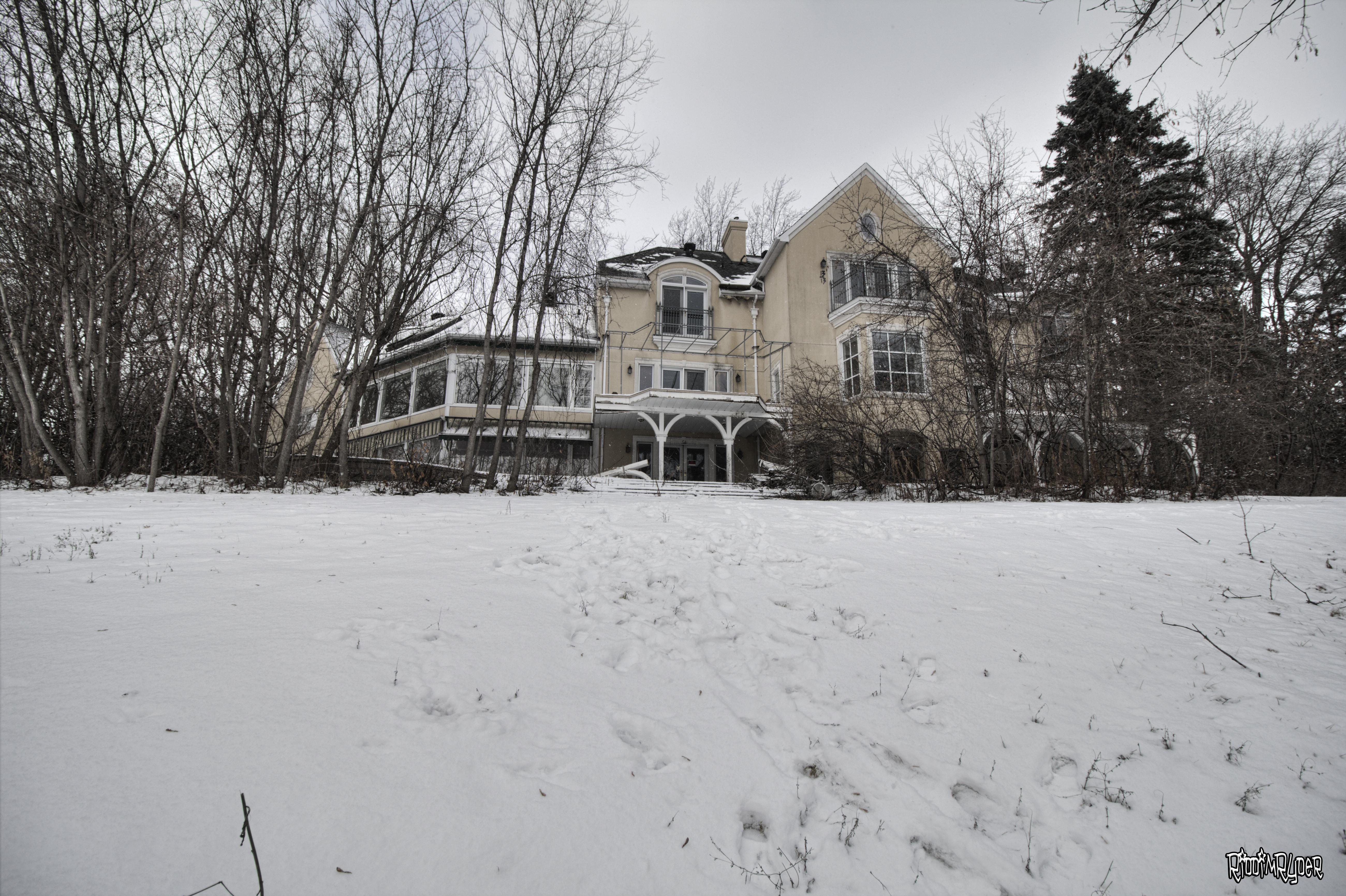 Abandoned Waterfront Mansion in Ontario With an Indoor Pool! [5201 x 3464] [OC] r/AbandonedPorn