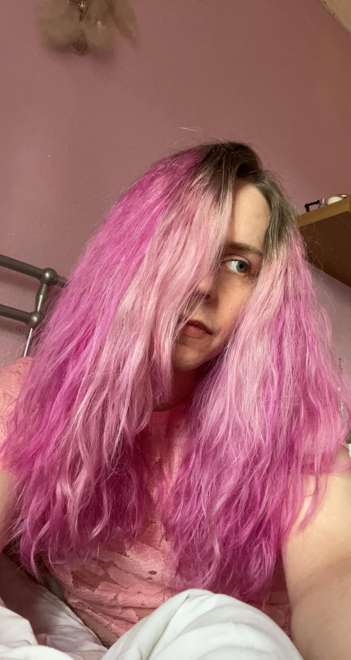 Thought I’d dye my hair pink for the summer 🥺💖 since the pool likes to turn my hair green r