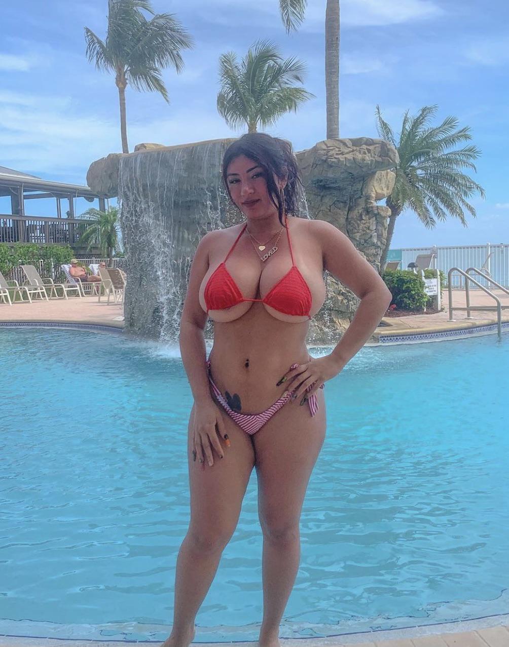 Selena Adams : bigtitsinbikinis