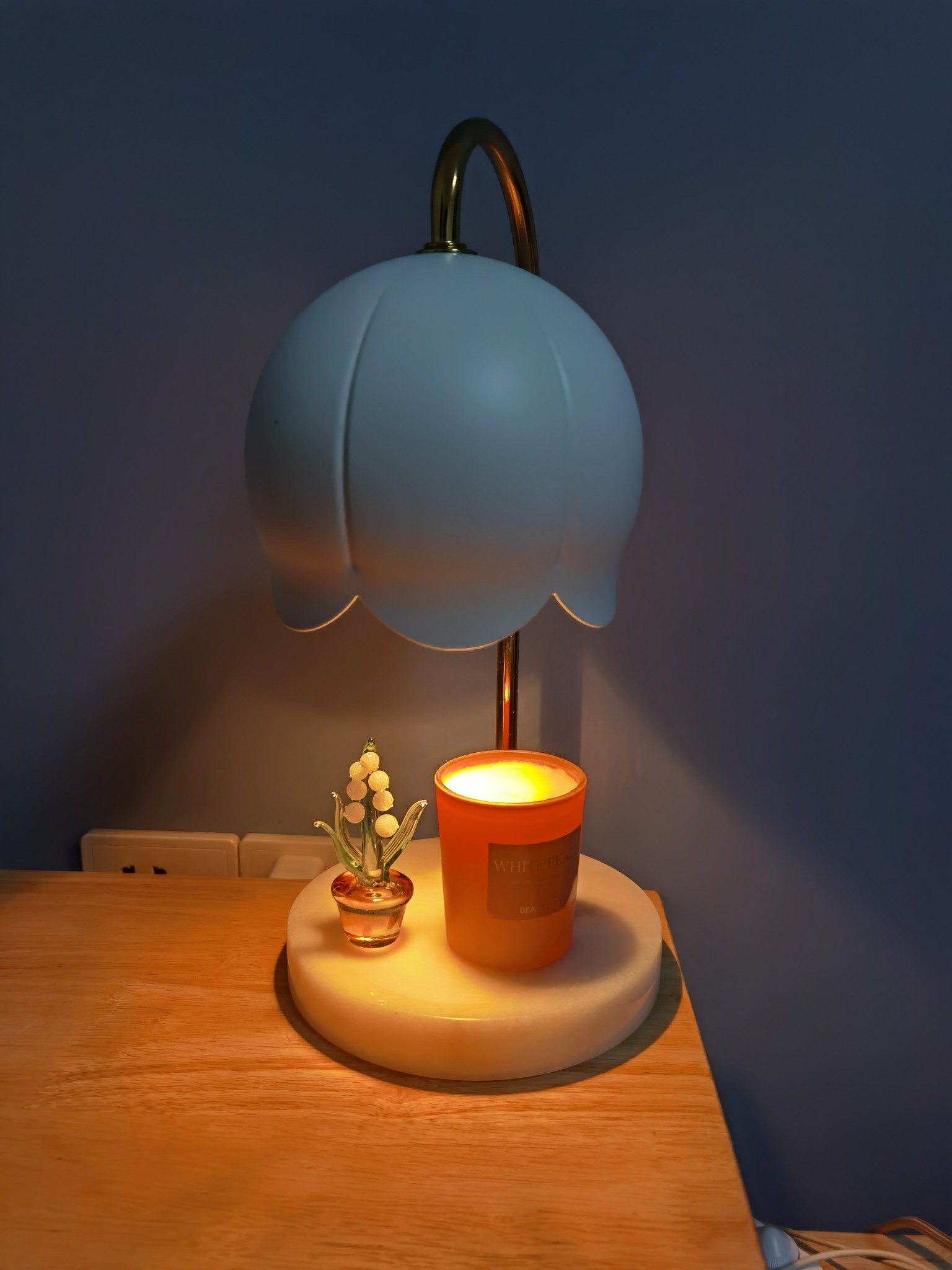 The lily of the valley candle warmer and glass decor r/acnh