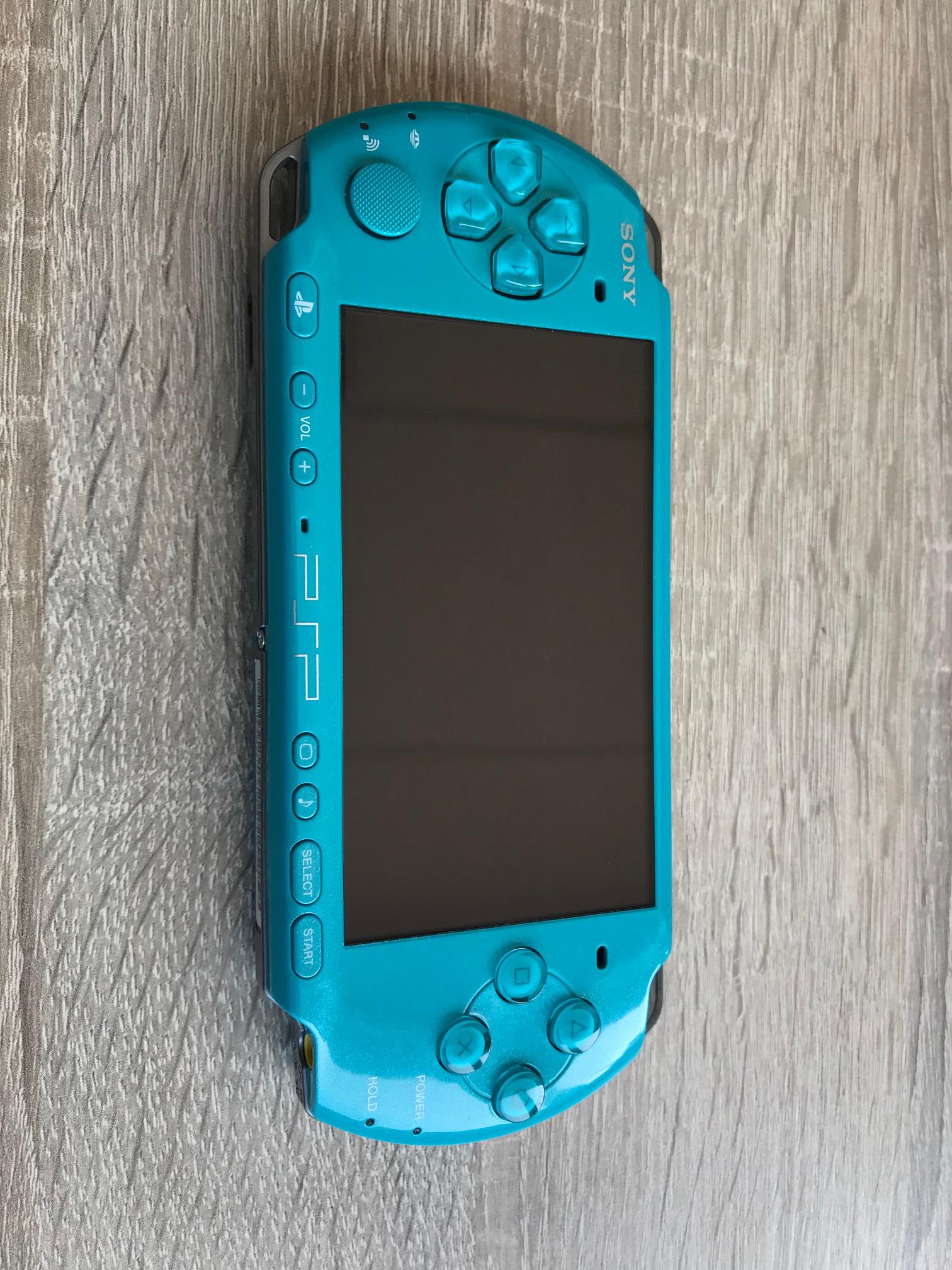 Just recieved this nearmint turquoise PSP 3000 in the mail.. for € 25