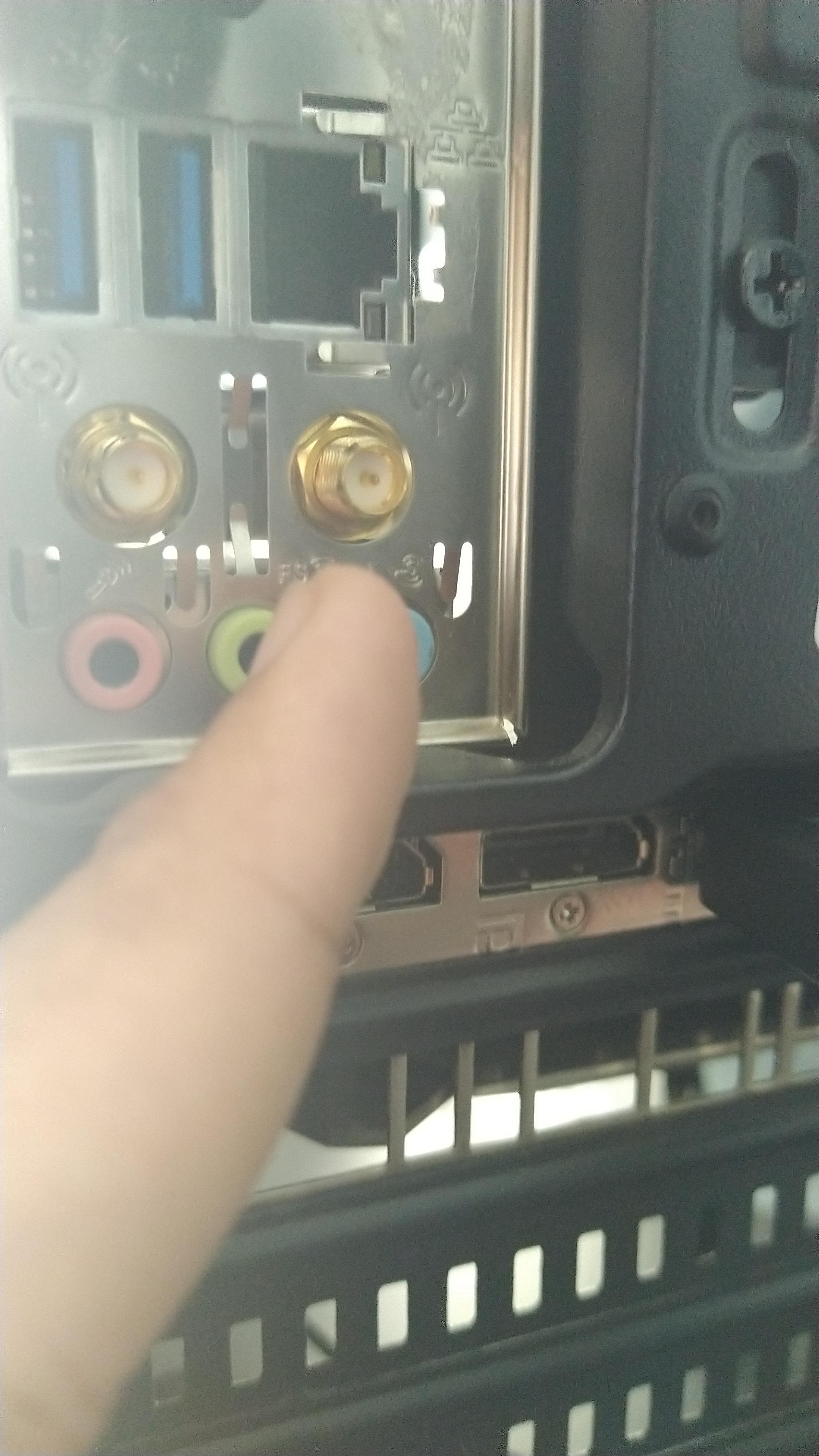 the left antenna port works fine, when I plug in both antennas but when I try the right port it