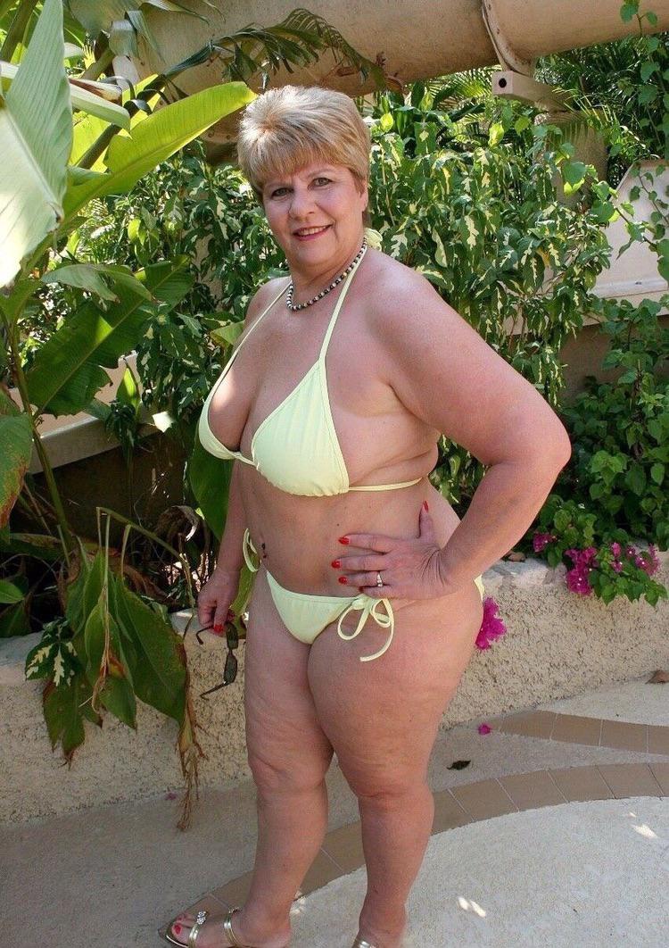 GILF Bikini : gilf