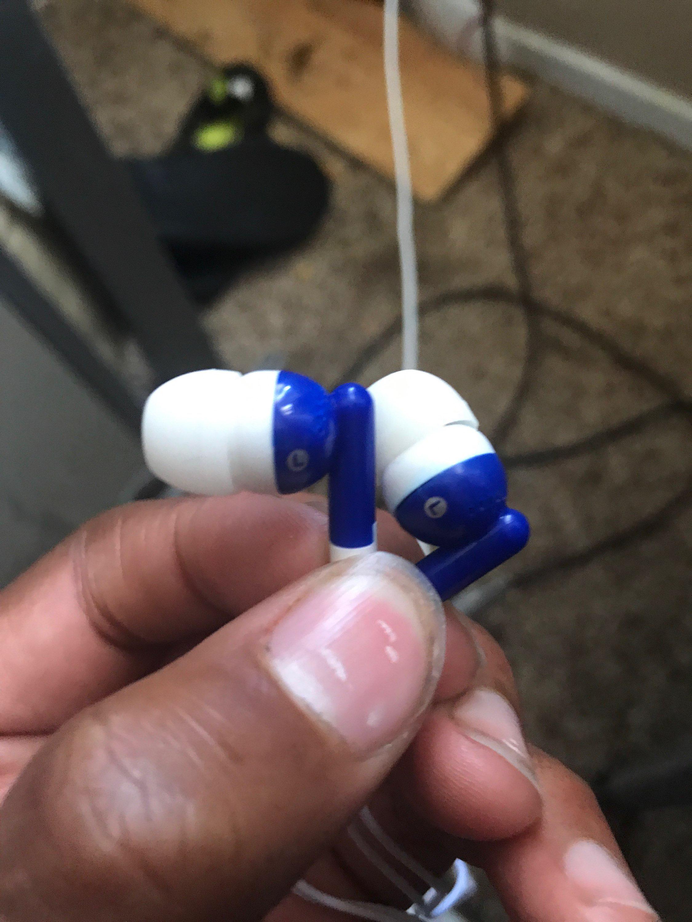 My friend got earbuds from the dollar tree... r/mildlyinfuriating