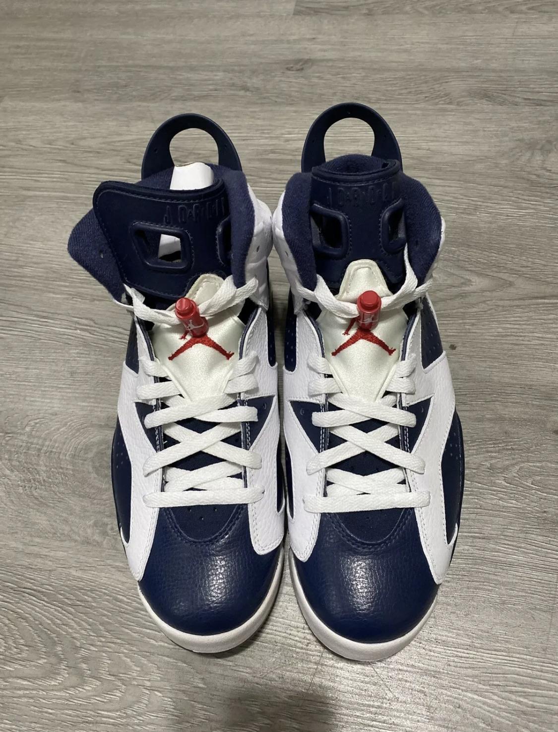 Hey guys! So I have these DS sneakers here, and they’re old, but it