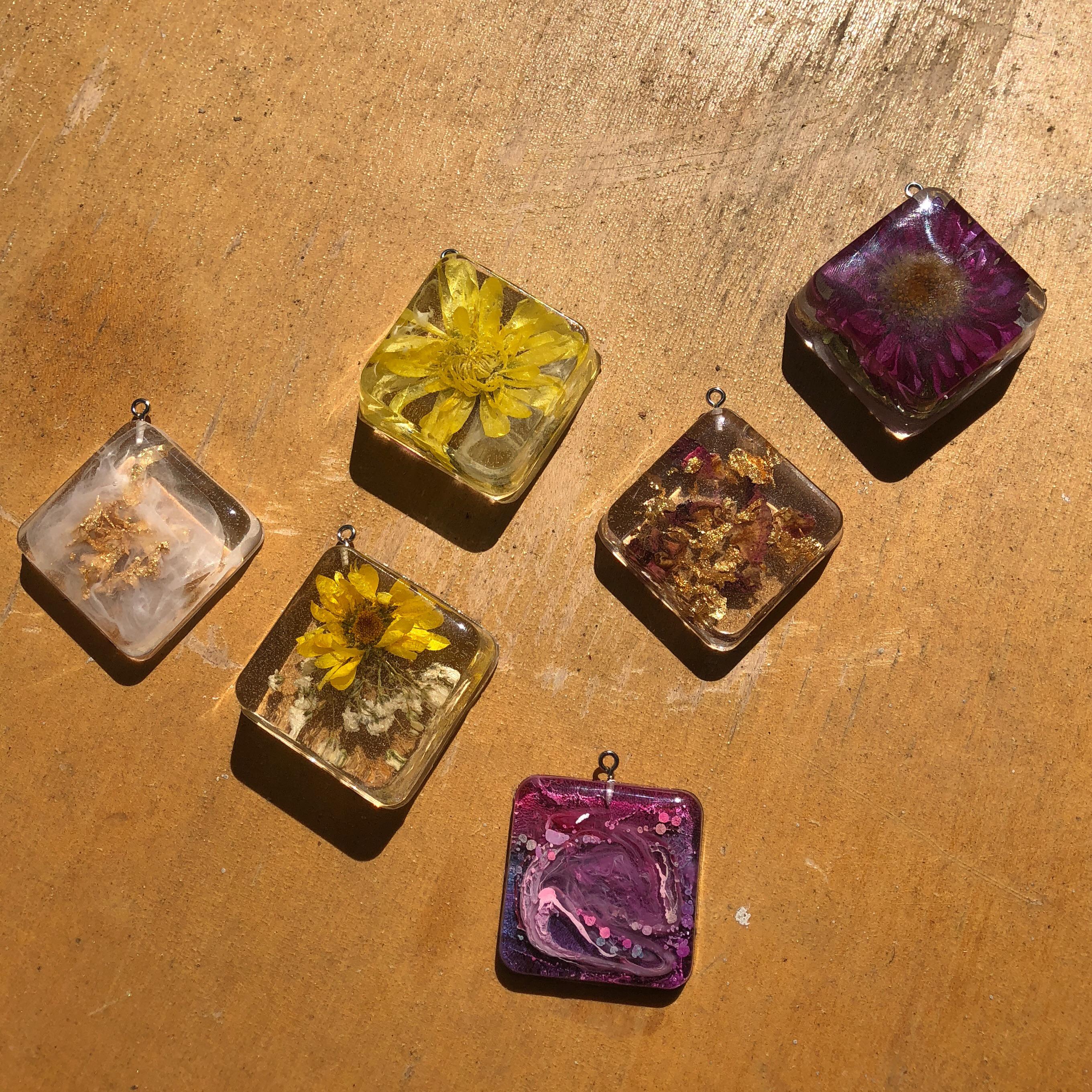 Resin keychains with dried flowers and alcohol inks r/resin