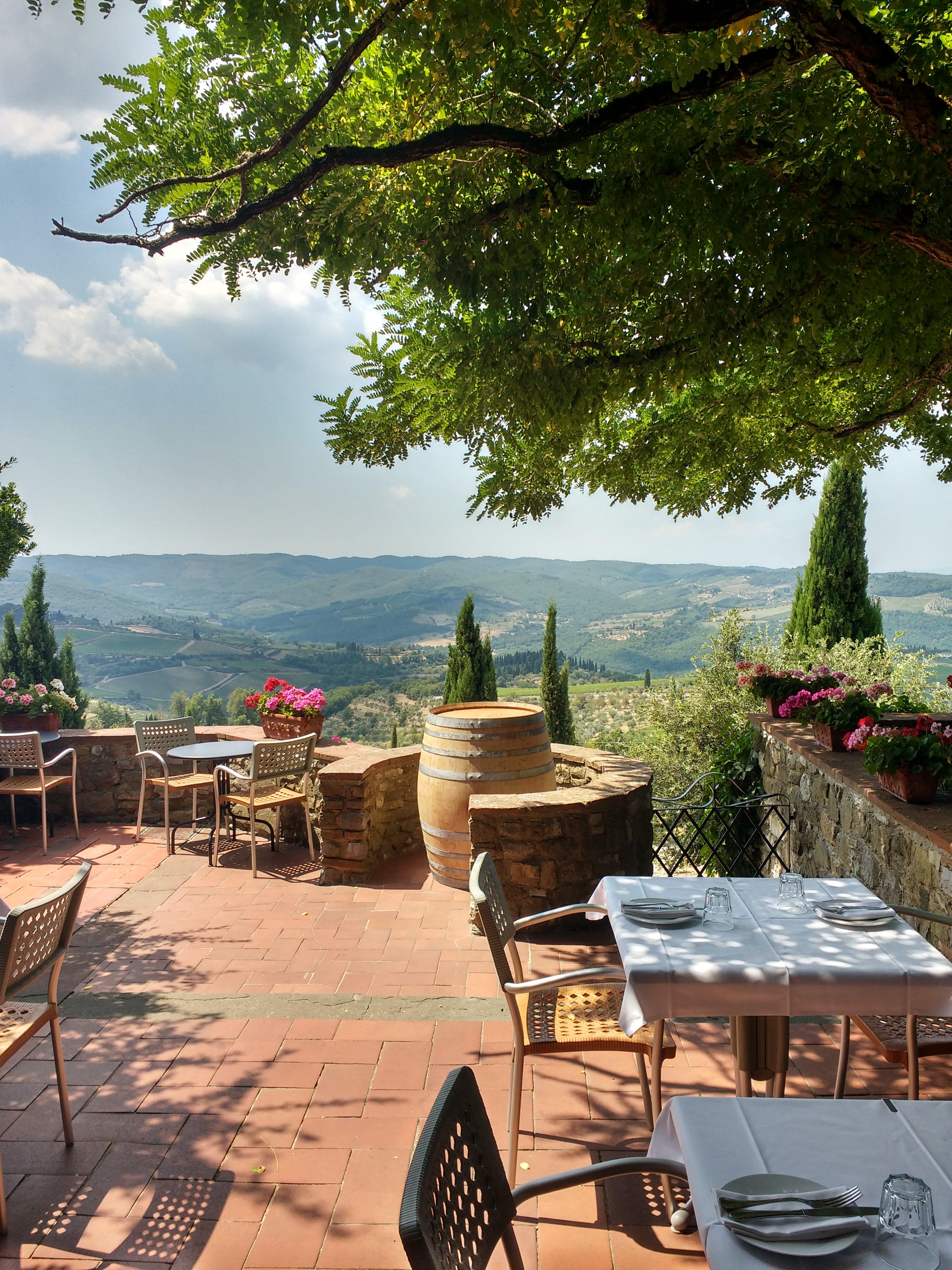 This cozy restaurant with a view (Tuscany, Italy) r/CozyPlaces