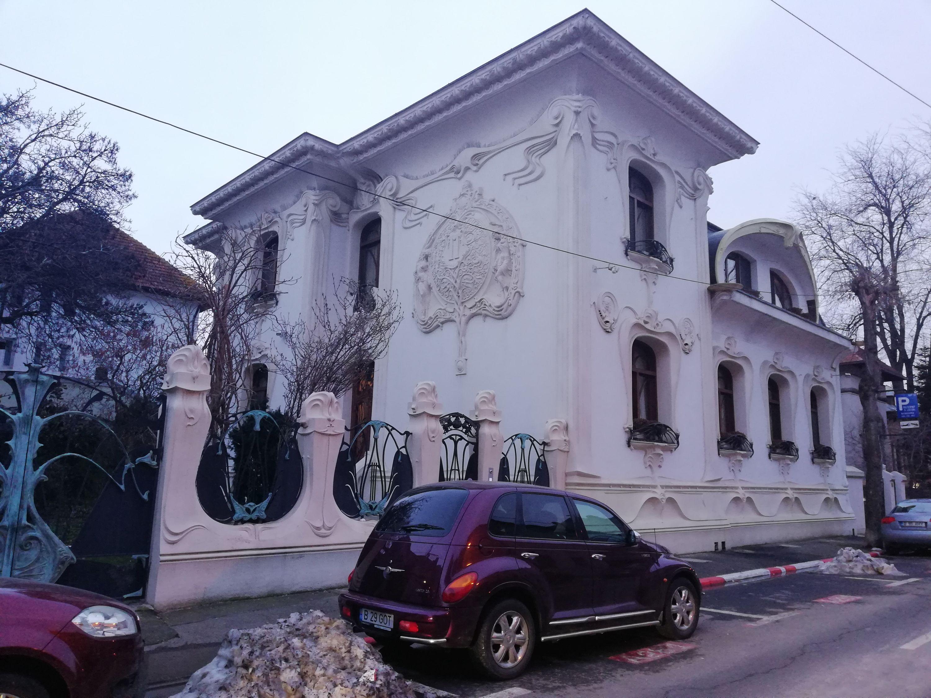 Art Nouveau house in Bucharest Romania [3000 x 2250] r/ArchitecturePorn