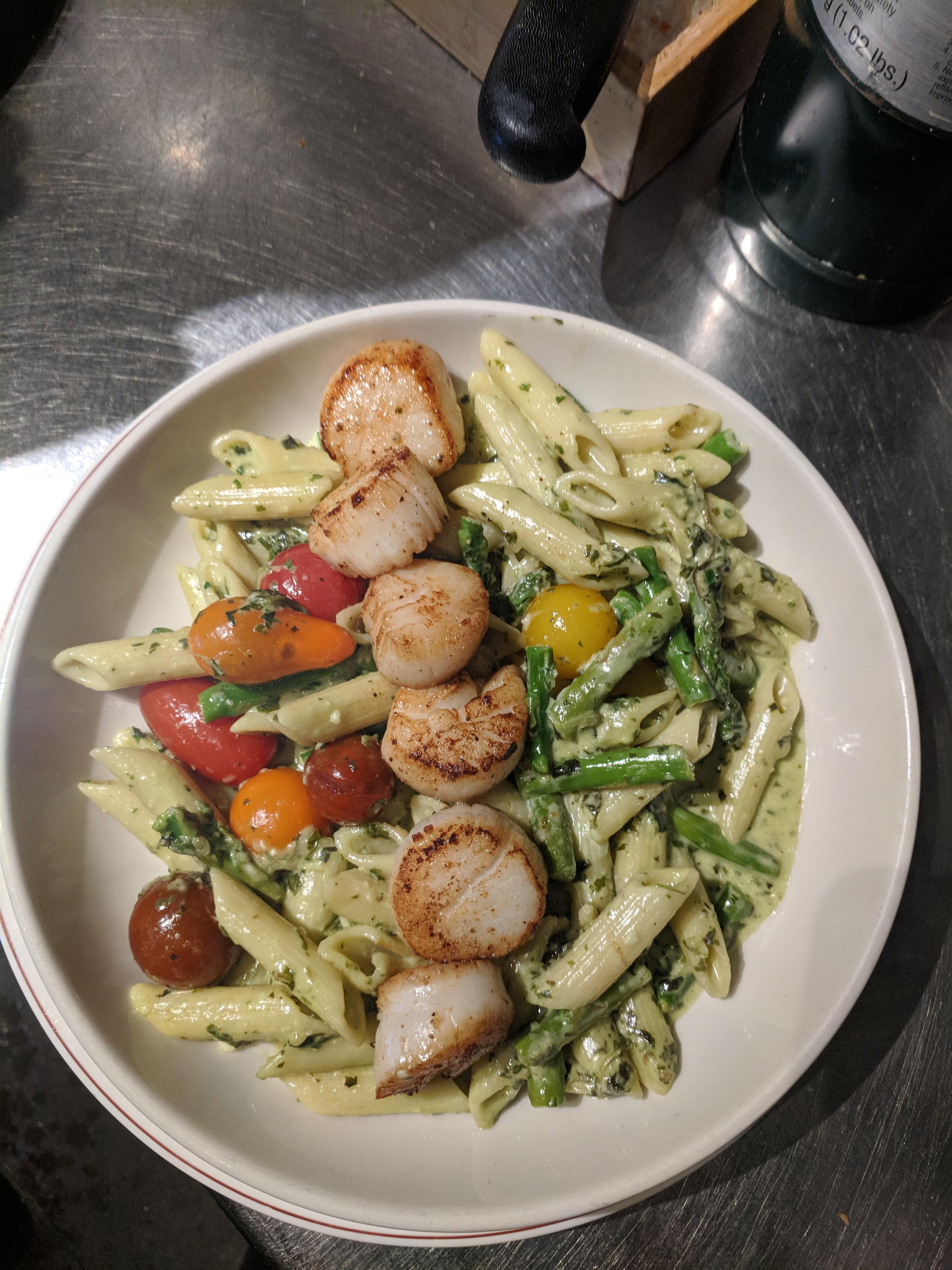 [I ate] a pesto cream penne pasta with pan seared scallops. r/food